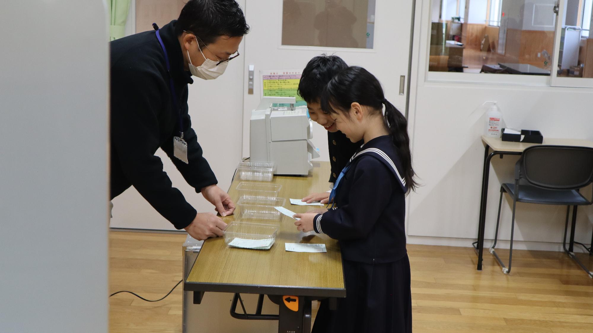 白鳥小学校で選挙啓発出前授業
