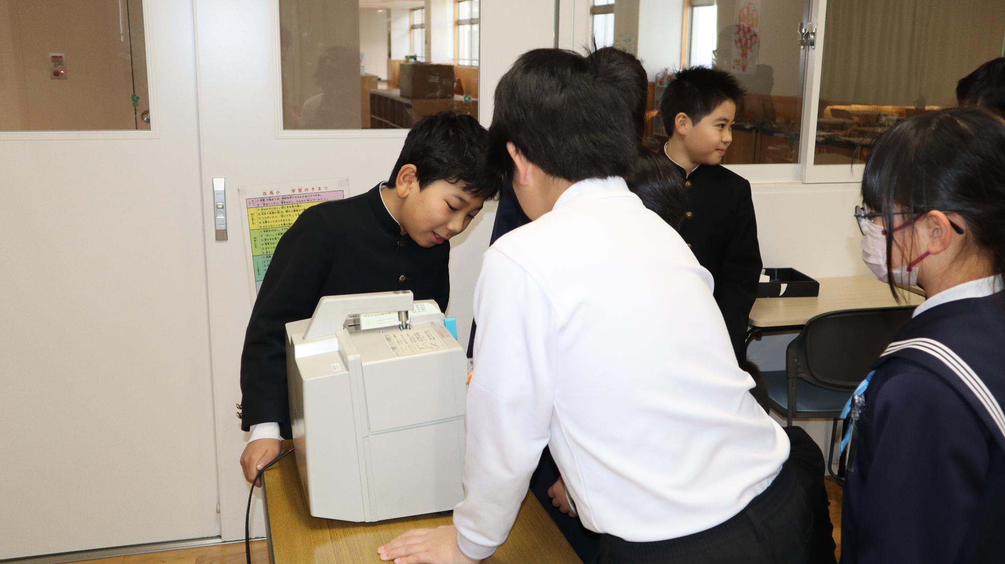 白鳥小学校で選挙啓発出前授業