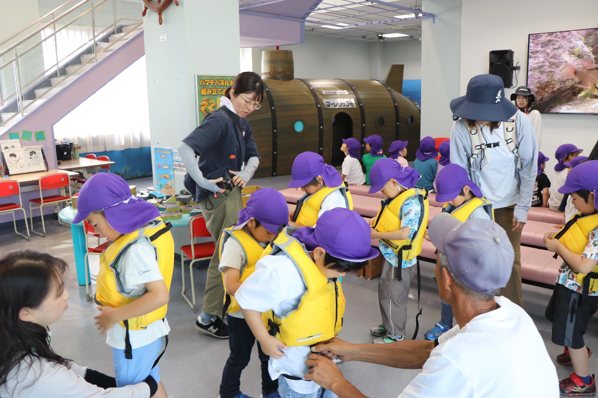 体験学習館マーレリッコで餌やり体験