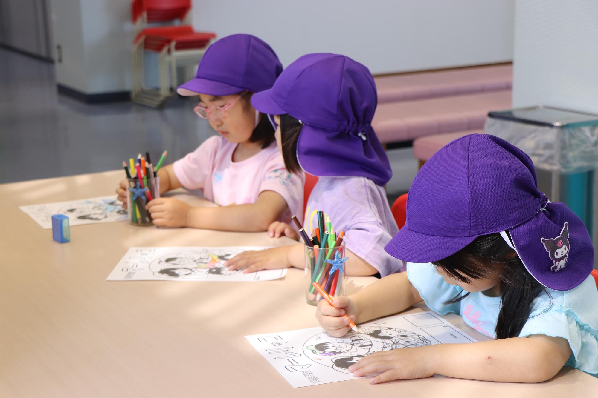 体験学習館マーレリッコで餌やり体験