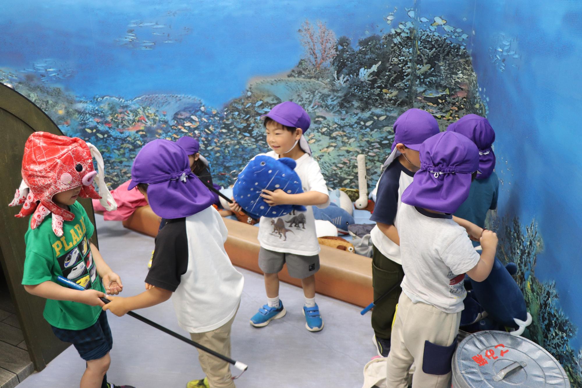 体験学習館マーレリッコで餌やり体験