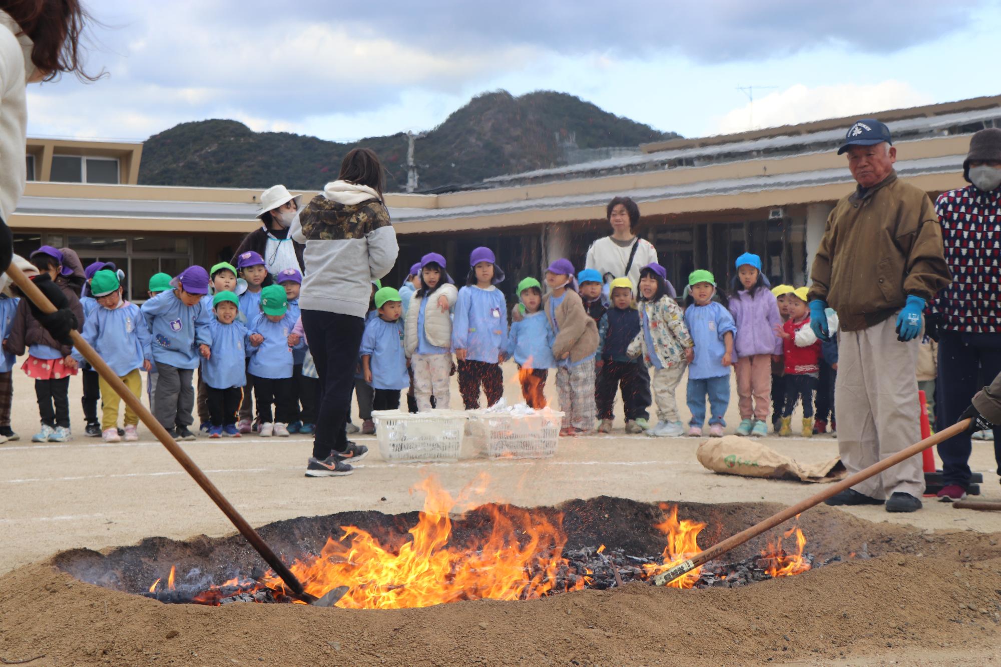 引田こども園で焼き芋作り