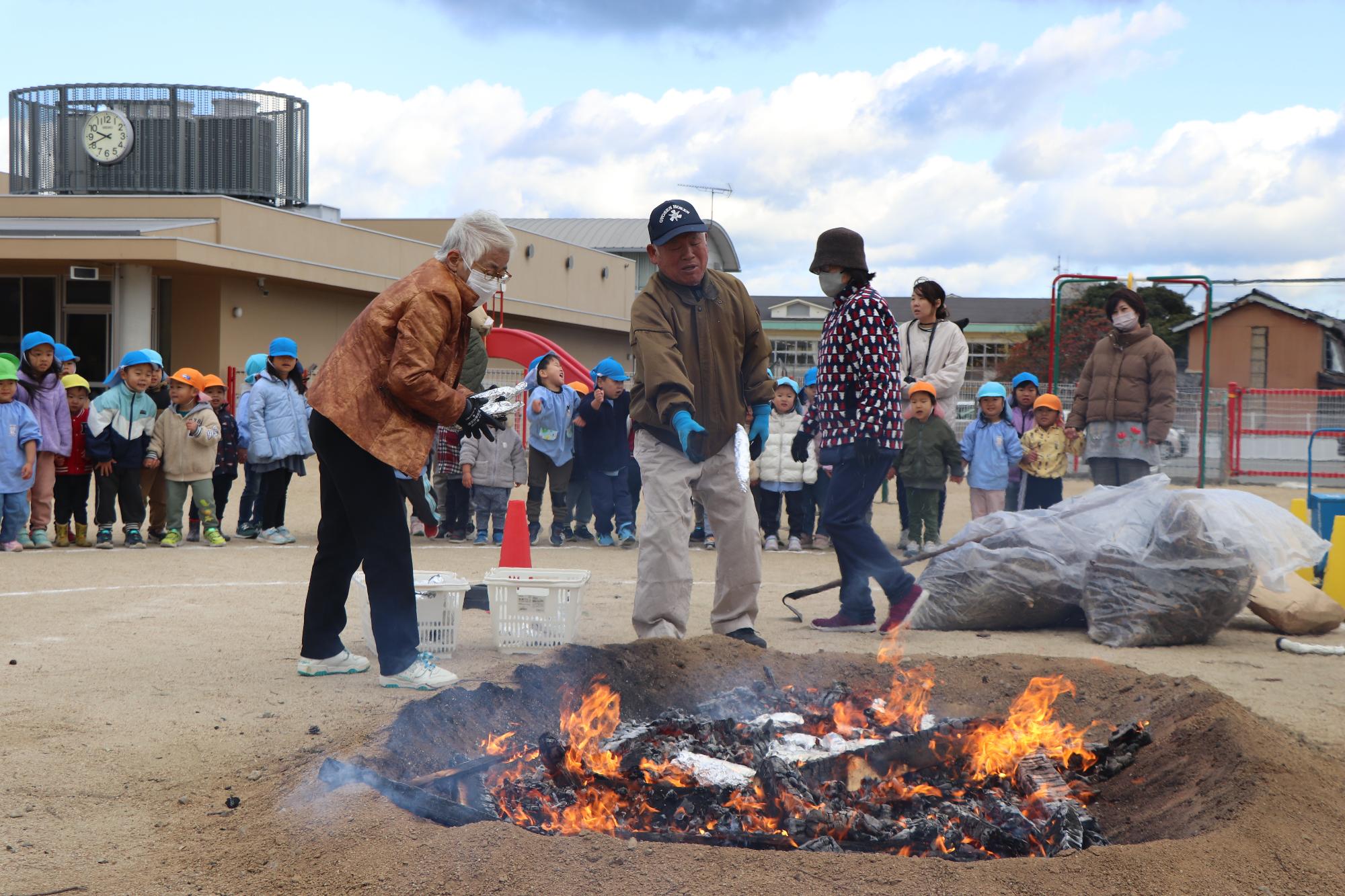 引田こども園で焼き芋作り