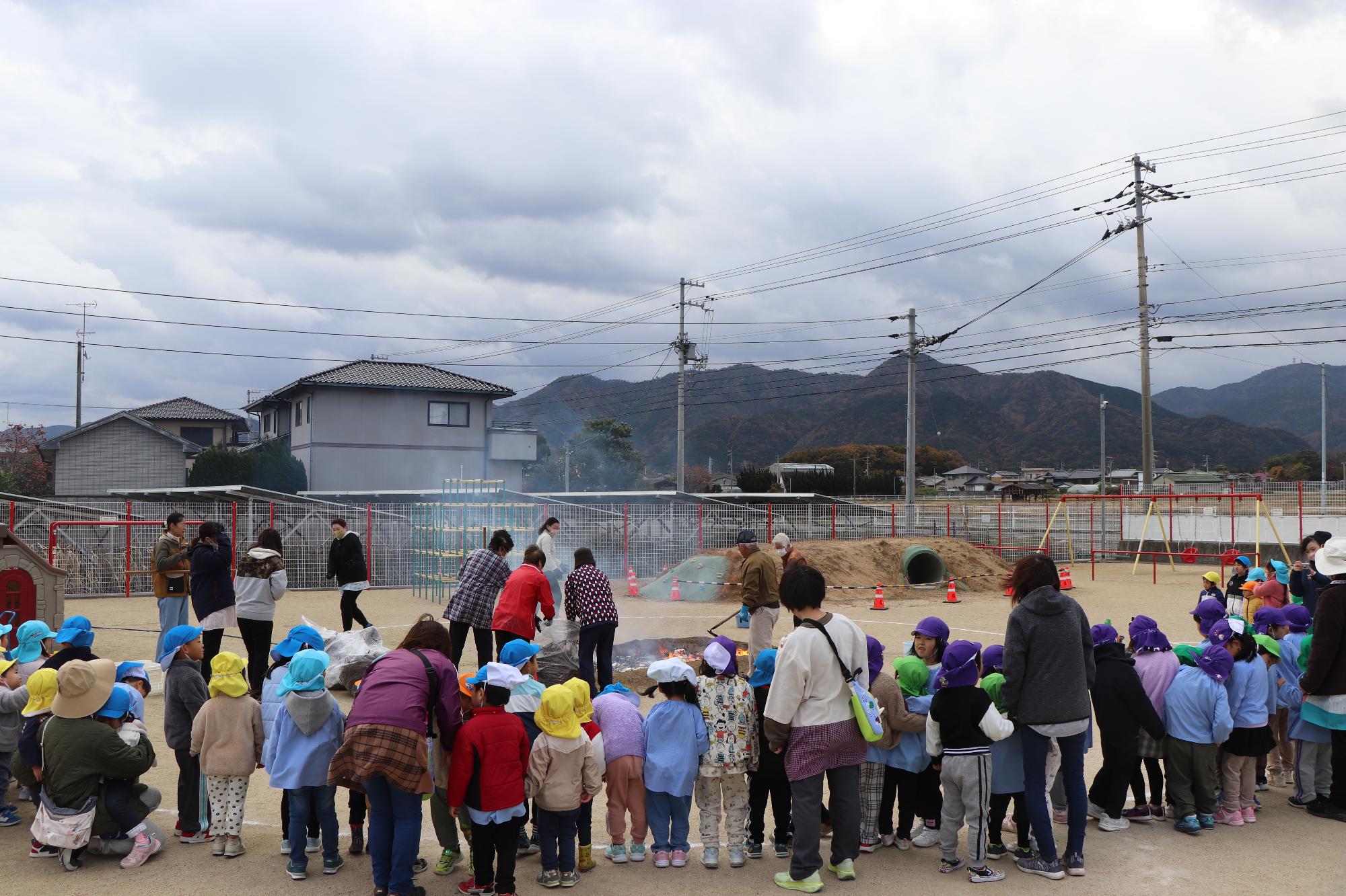 引田こども園で焼き芋作り