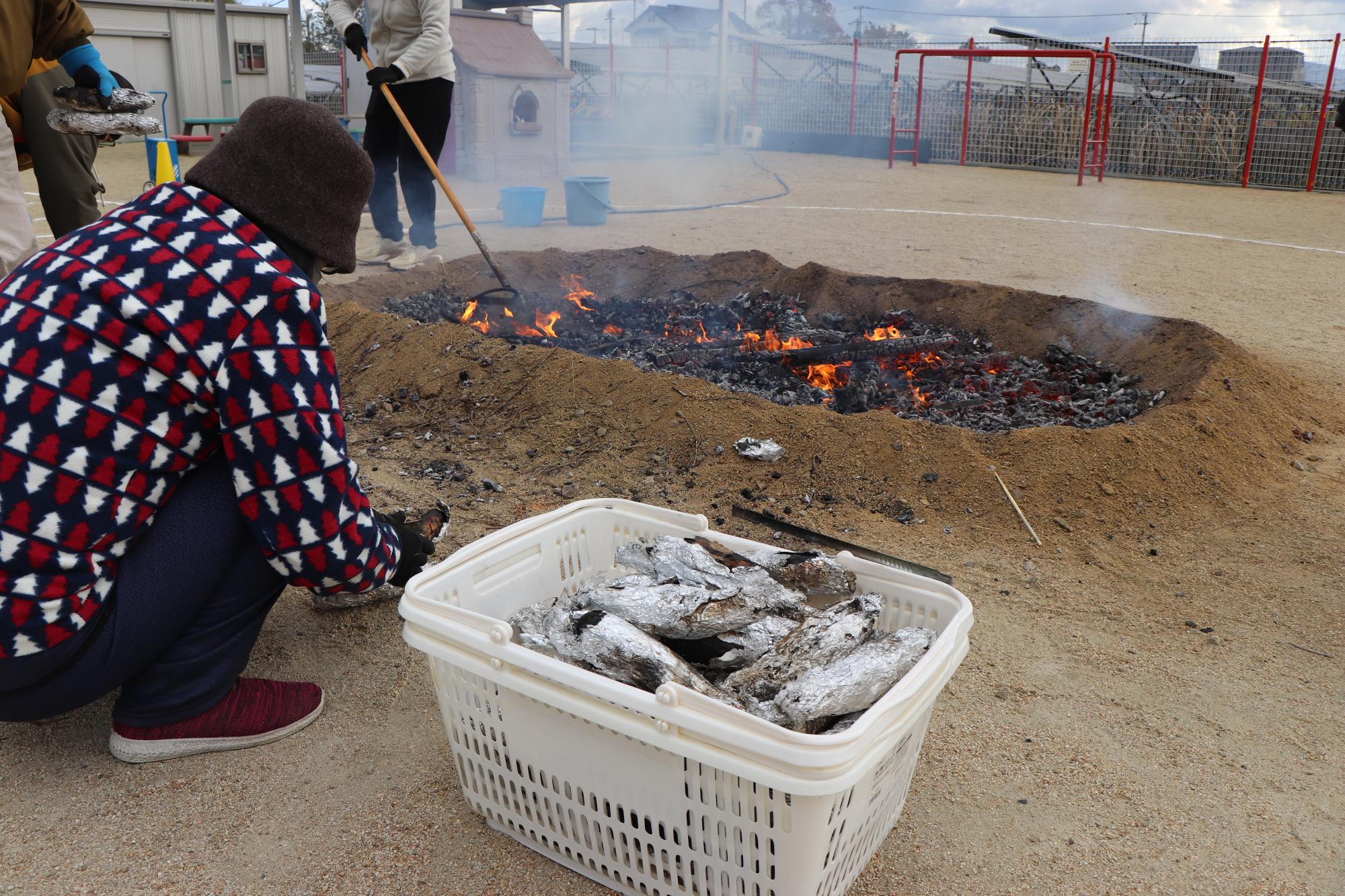 引田こども園で焼き芋作り