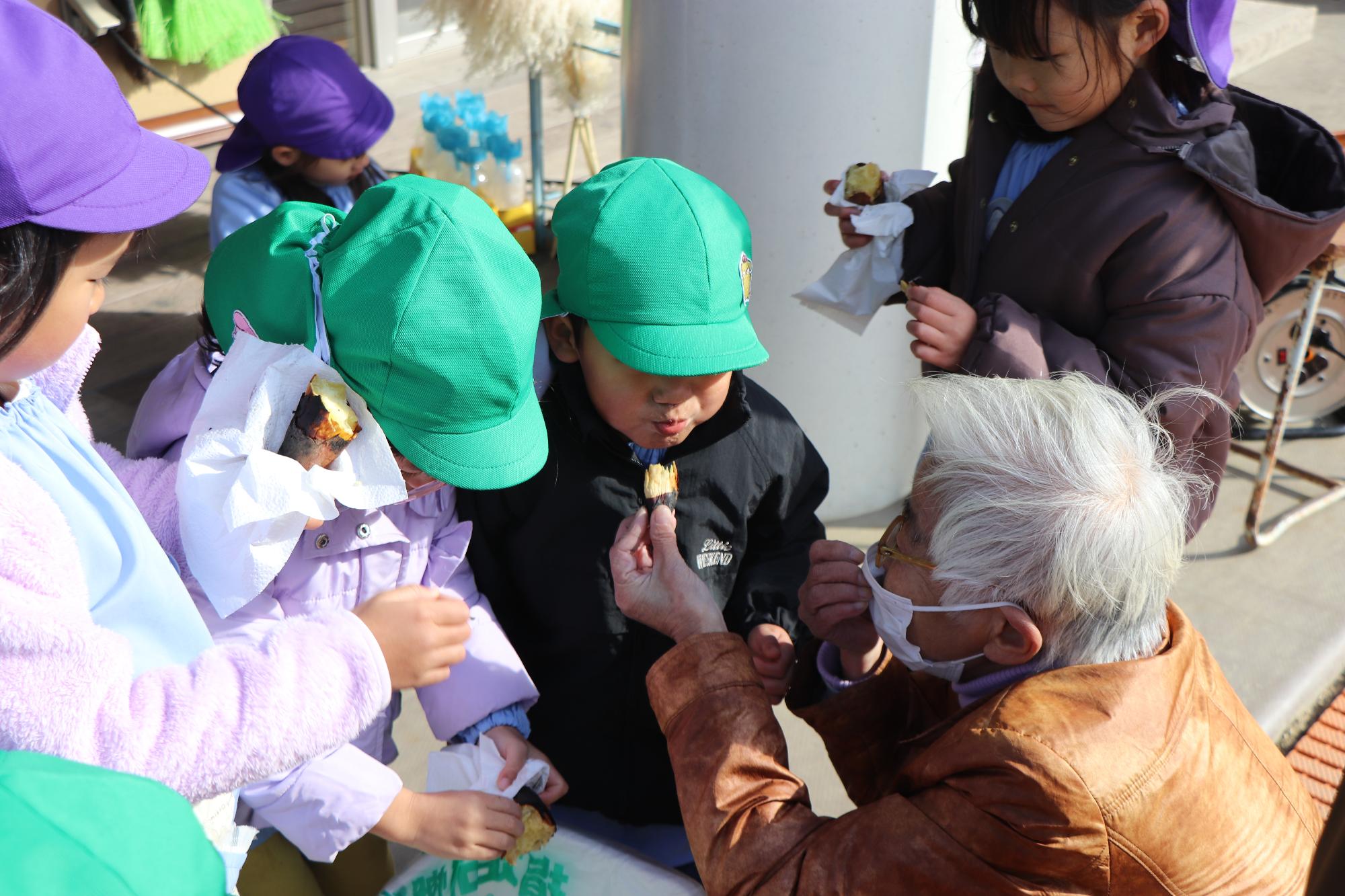 引田こども園で焼き芋作り