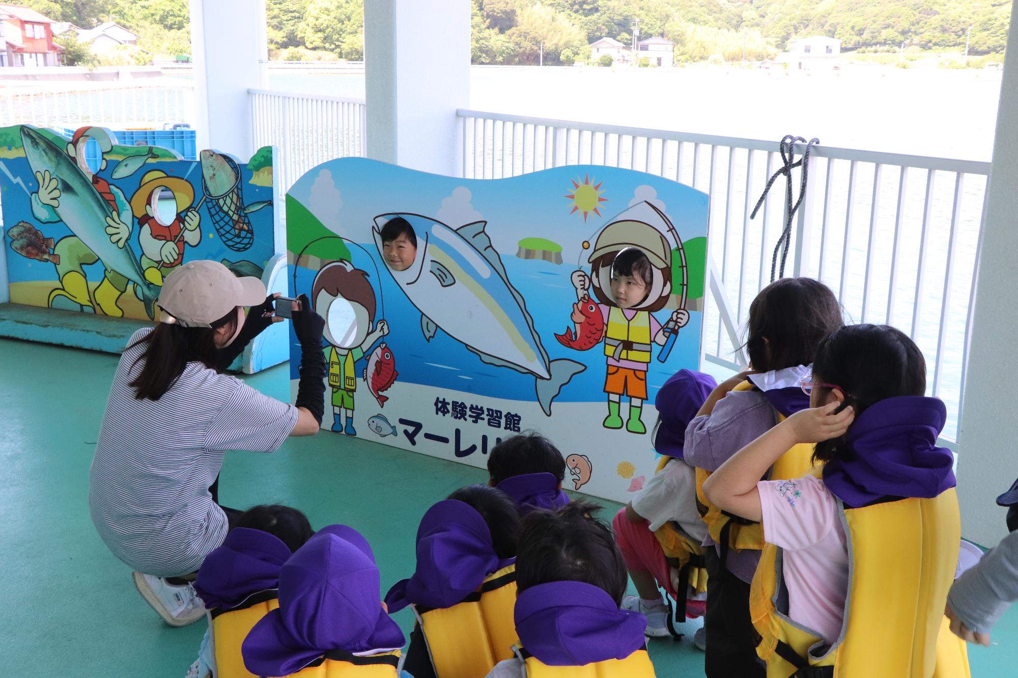 体験学習館マーレリッコで餌やり体験