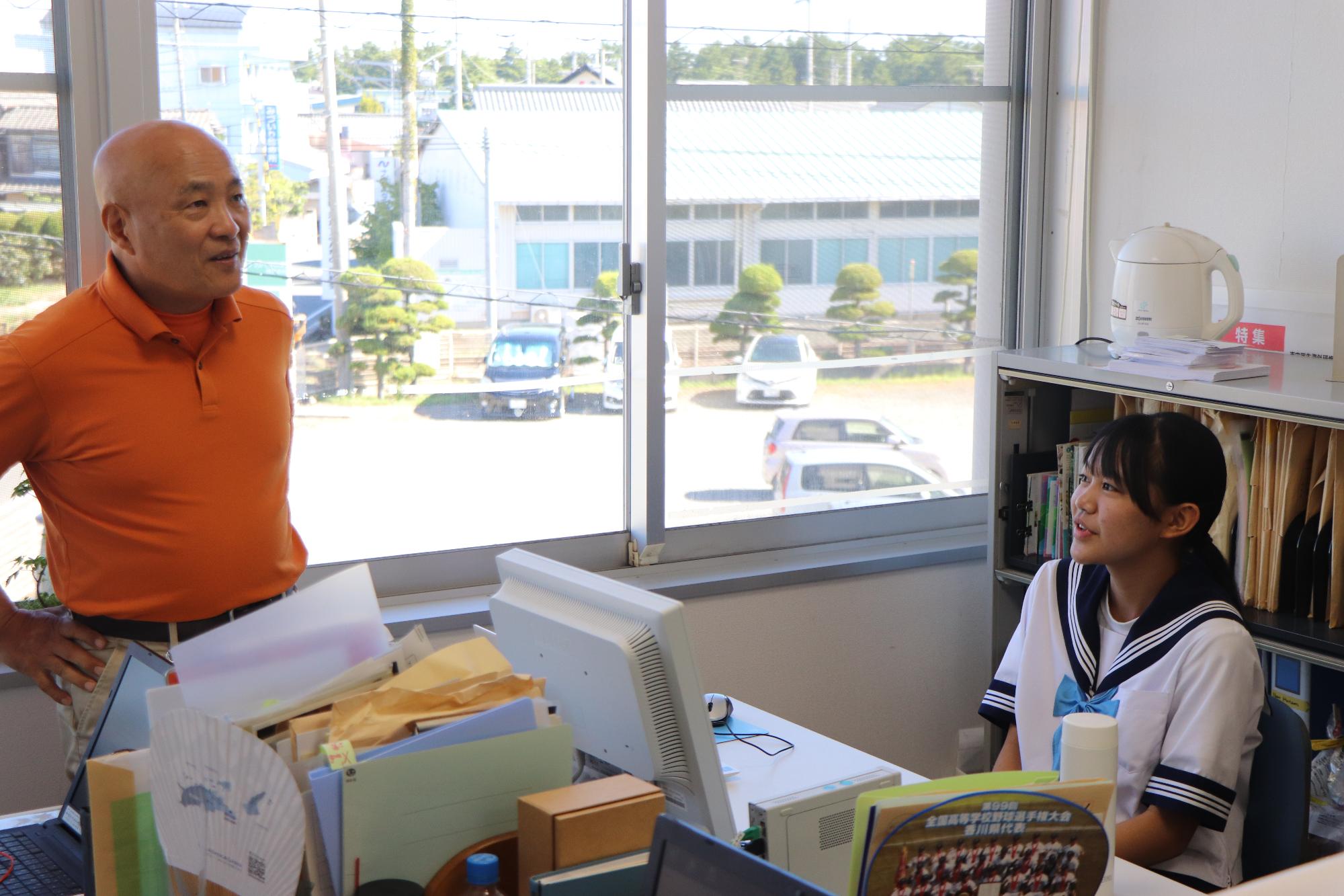 海外研修のお話を聞いている様子