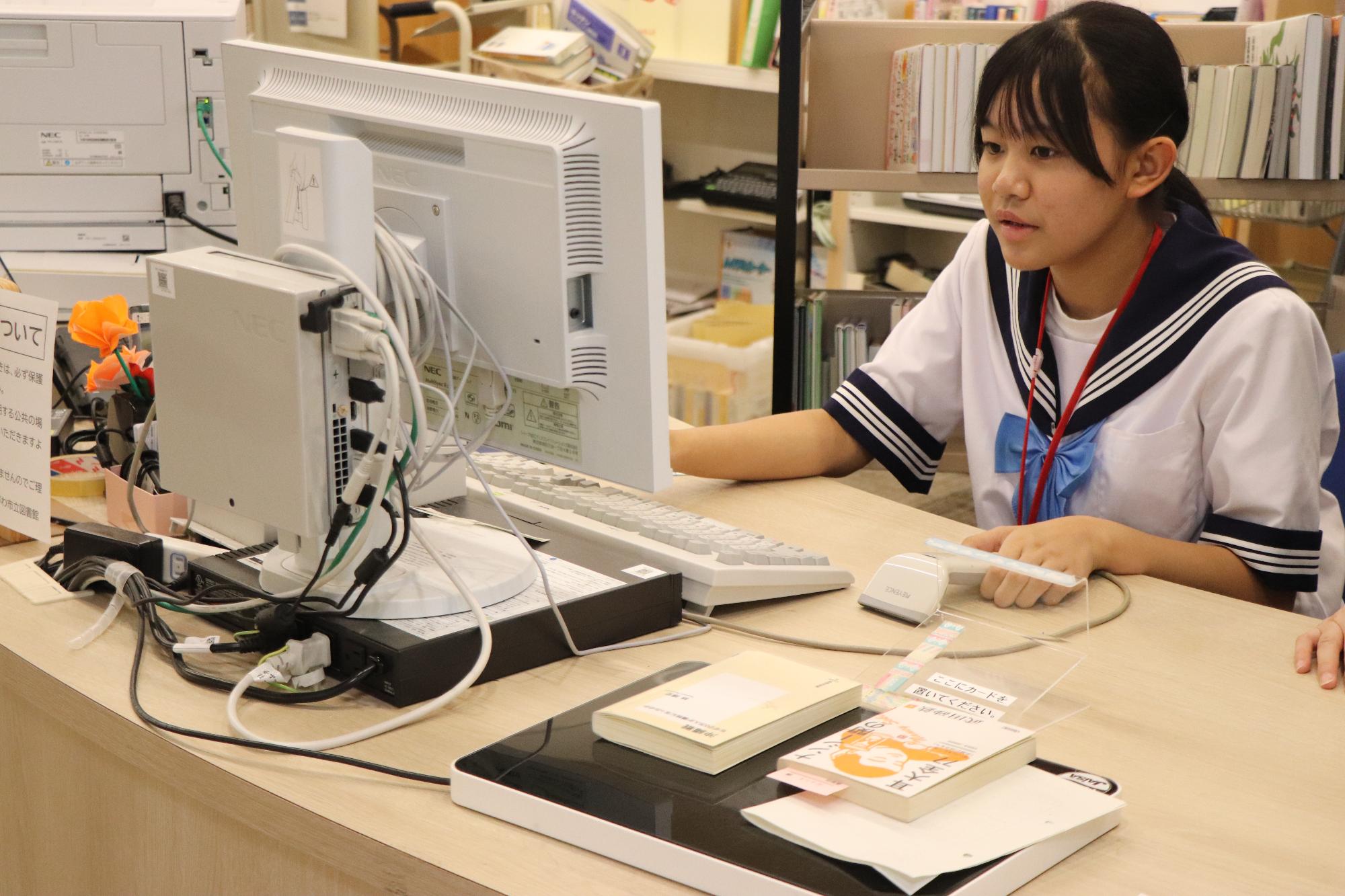 お客さんの本の返却をしている様子