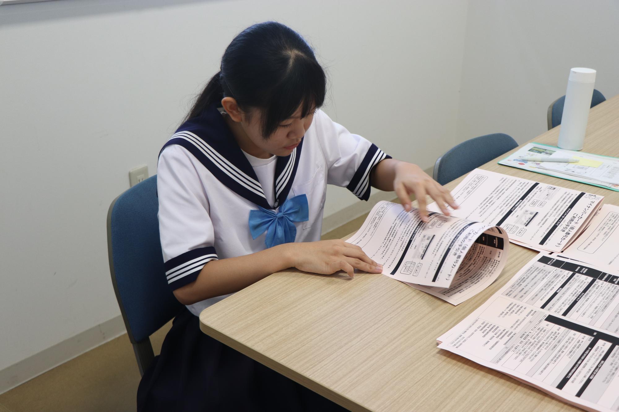 マイナンバーの書類を折っていました。