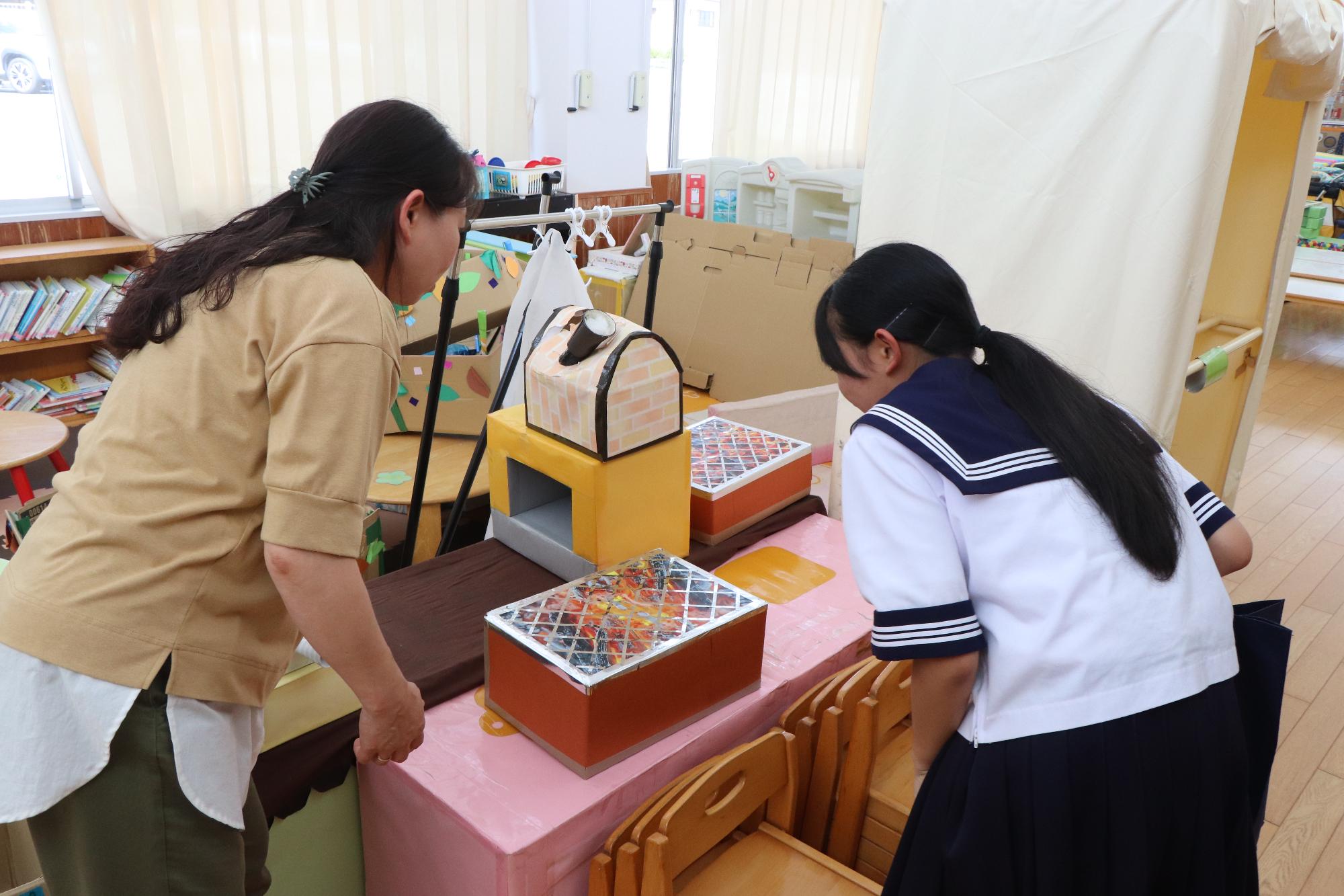 大内こども園で手作りの遊具を見学する様子