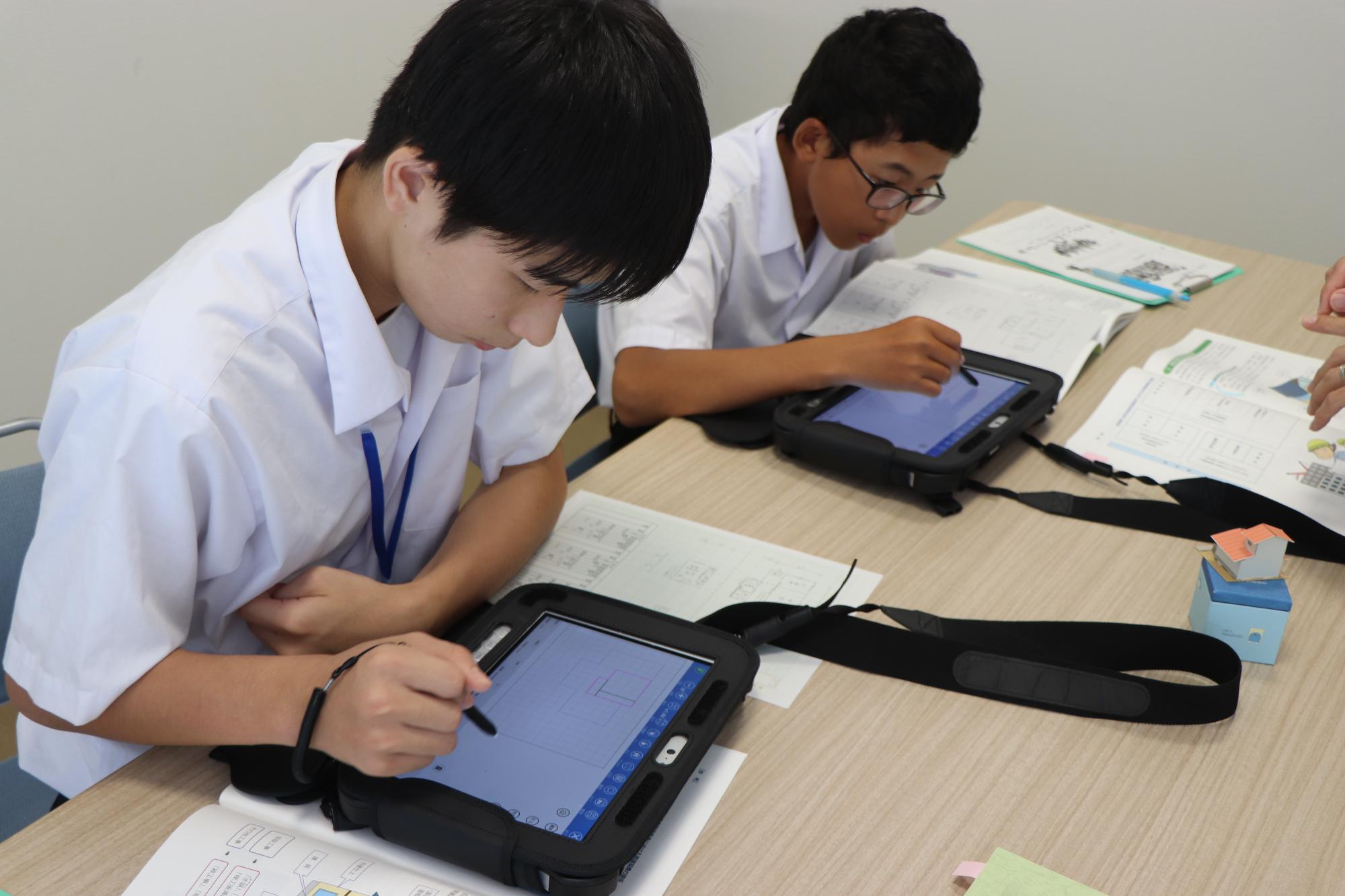 家の間取図を描く様子