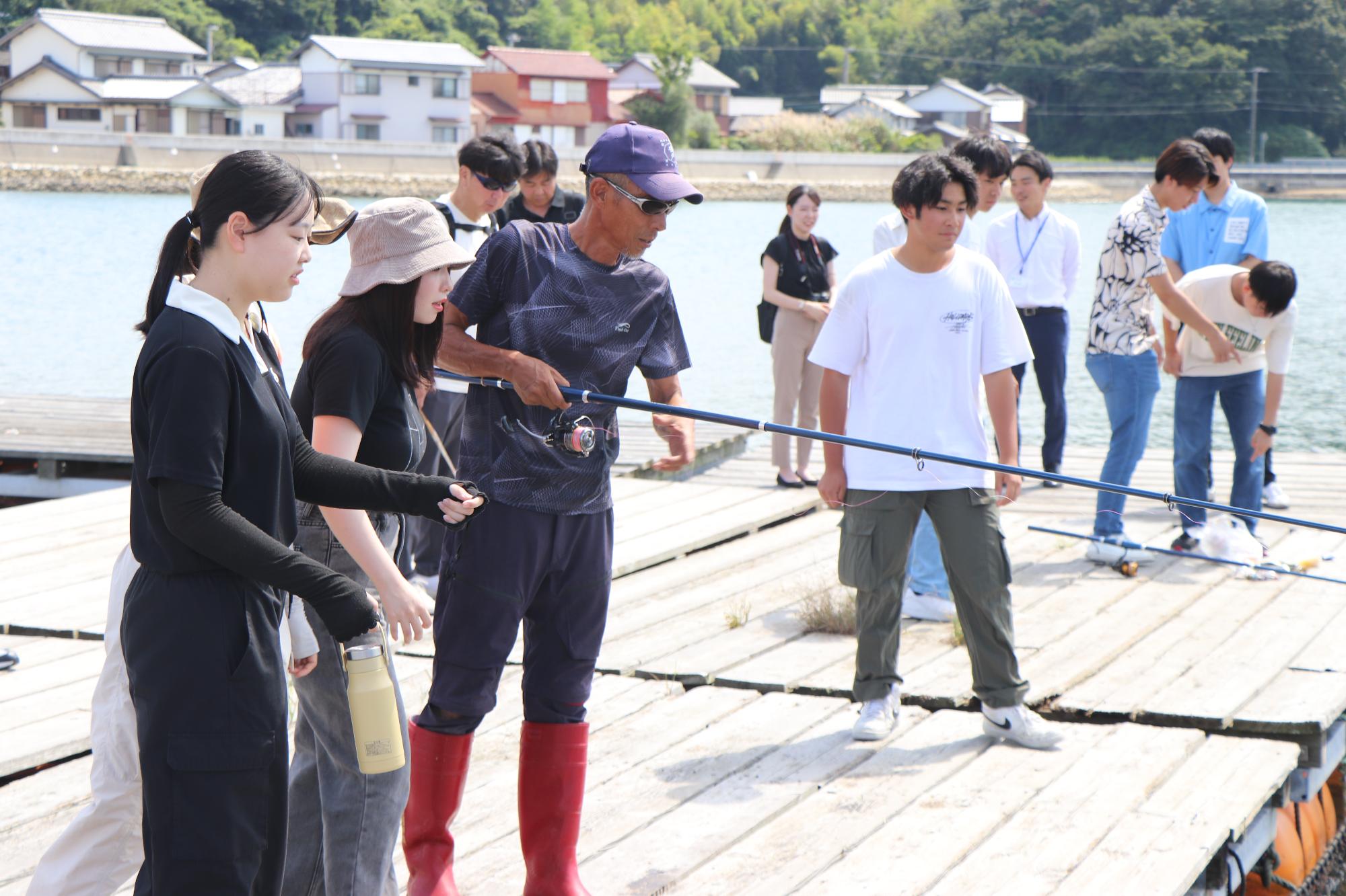 安戸池で釣りをしている様子