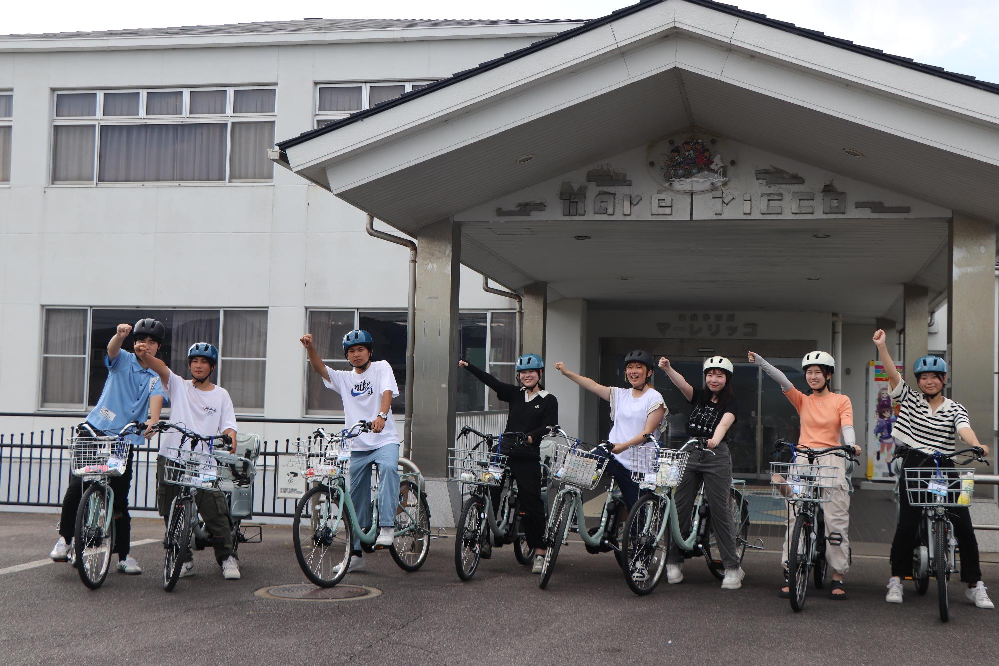 出発する学生たち