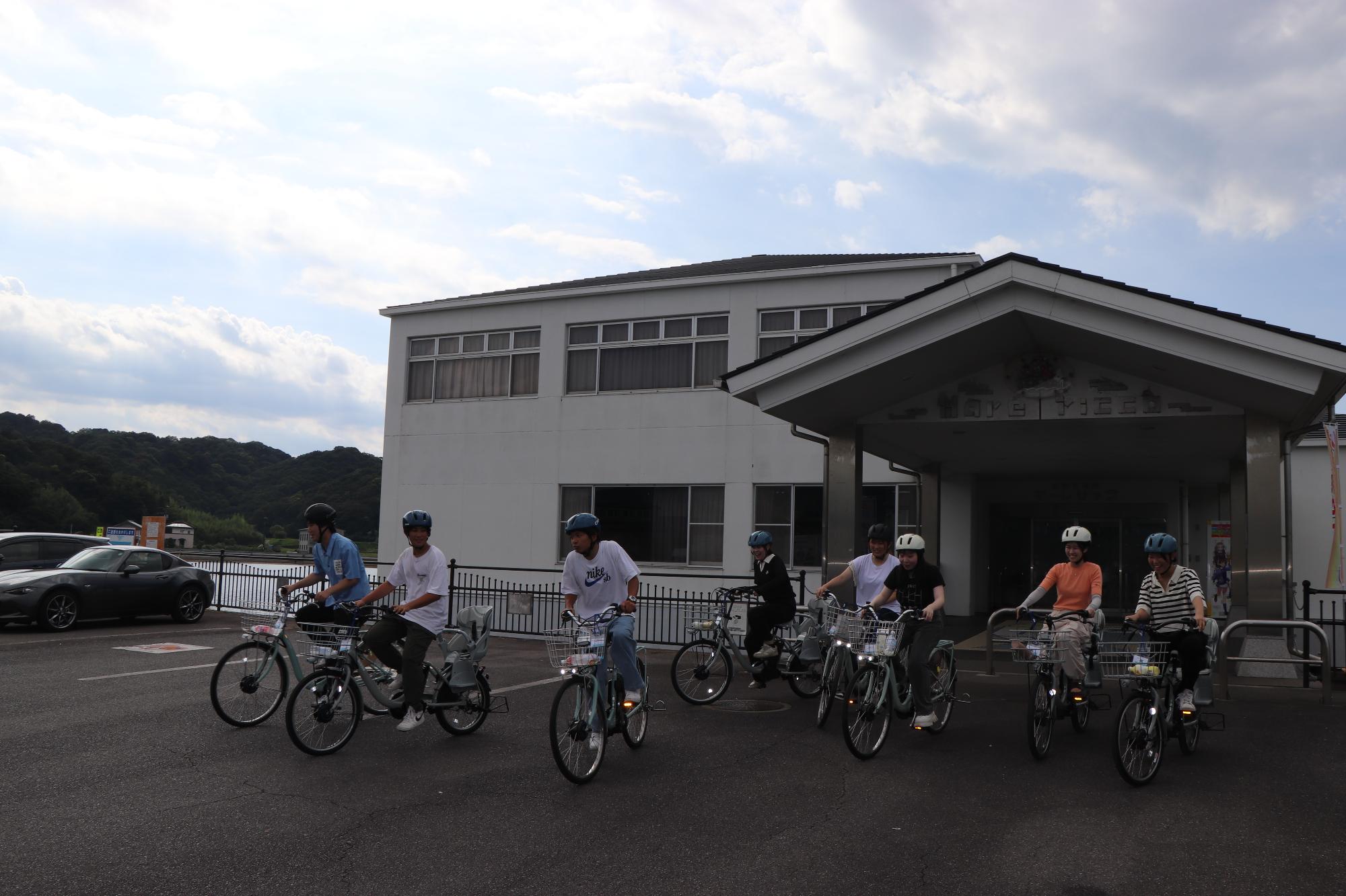 学生が出発する様子