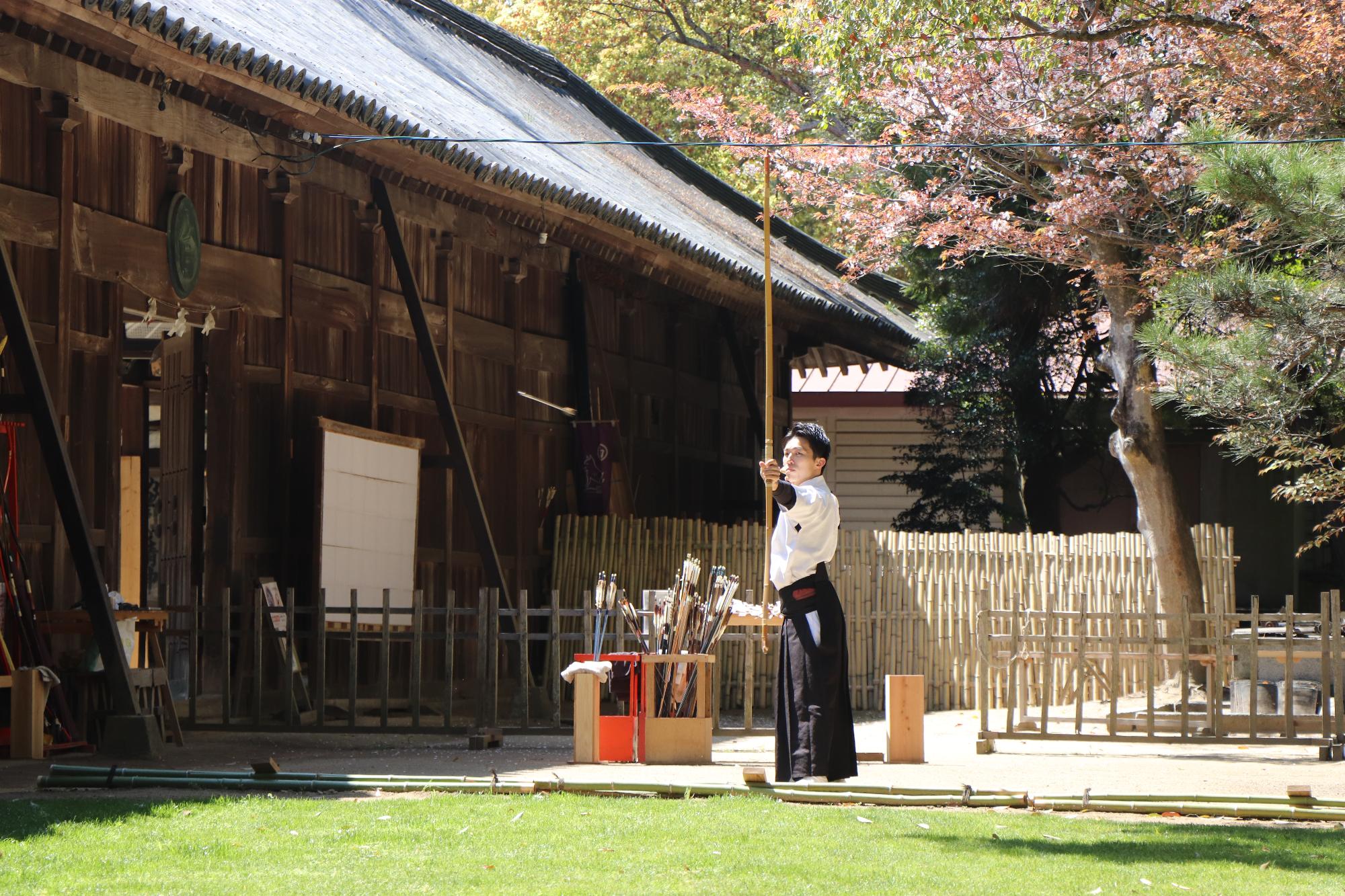 白鳥神社を拠点に弓道の楽しさを広める「さぬき小間弓会」