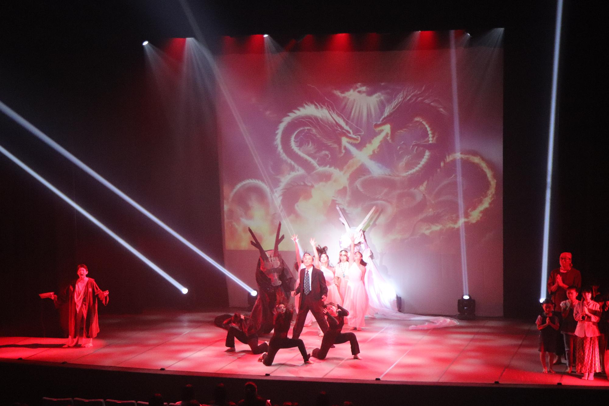 花を添えるダ地元ンサー