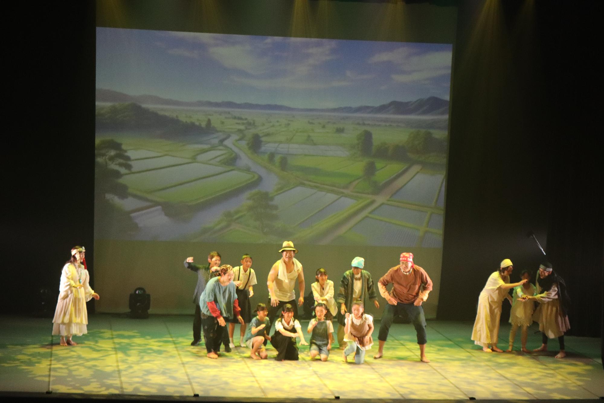 明るい未来に向かって一致団結する村人たち