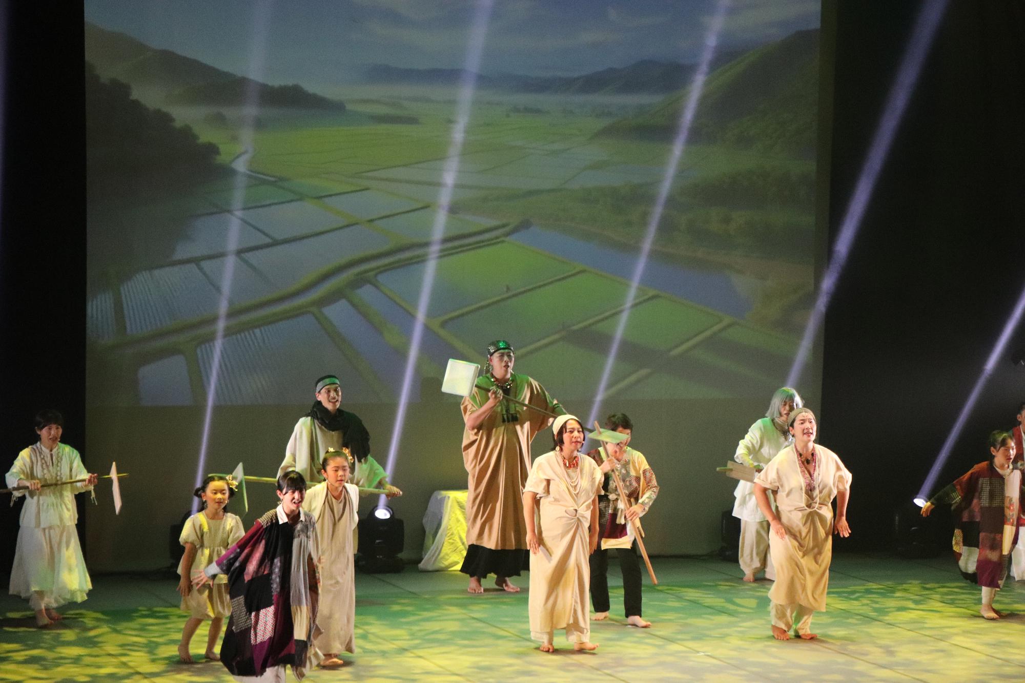 約2200年前の古代 みんなで田植えをしている