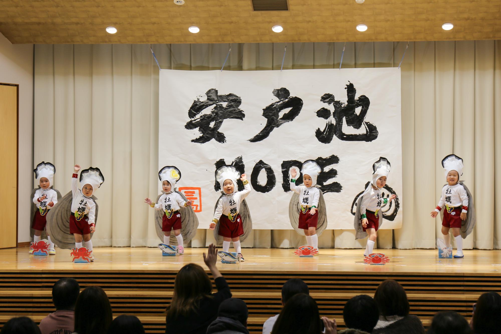 アドイケモードを踊る子どもたち