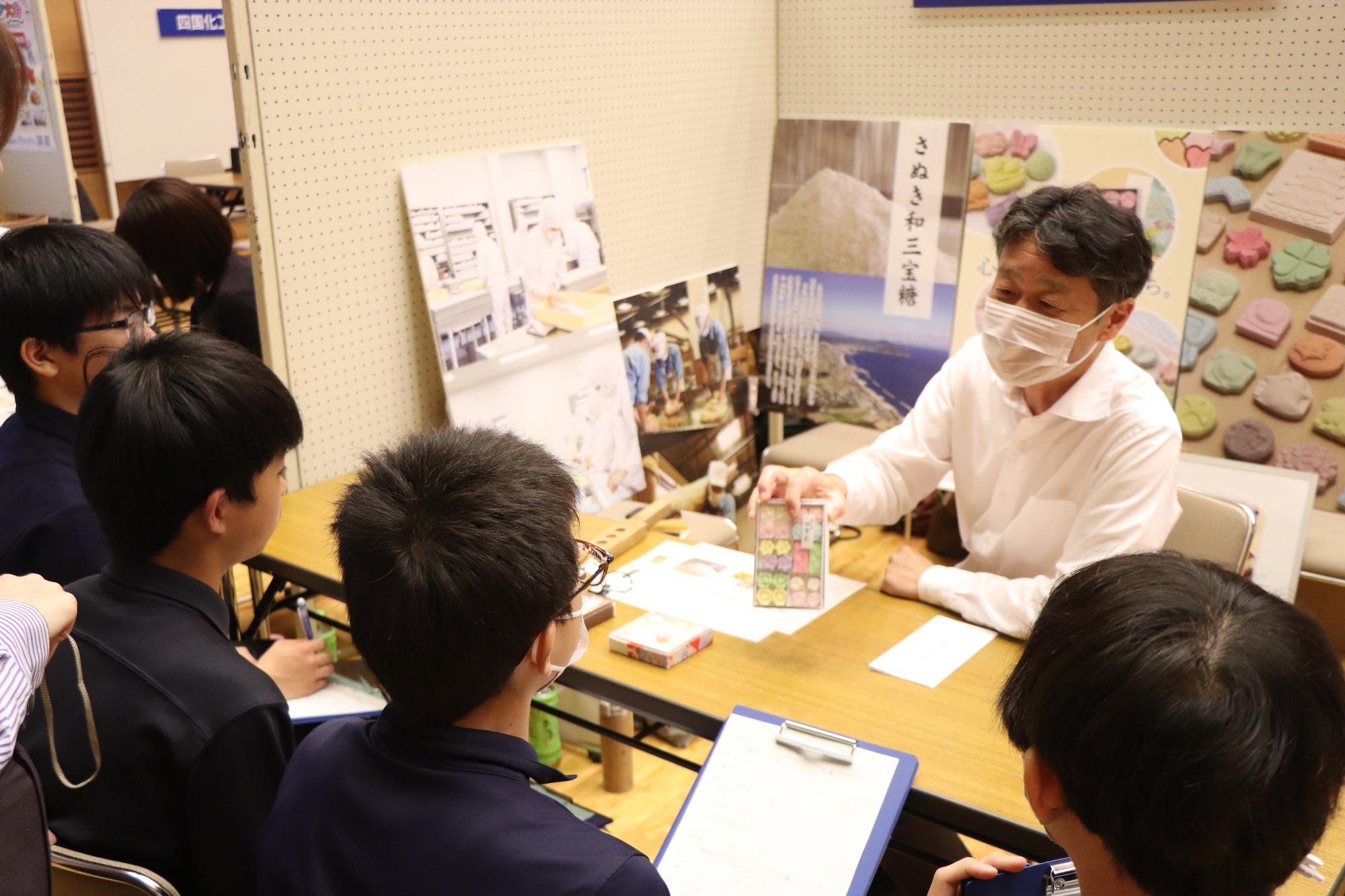 説明を受ける生徒たち