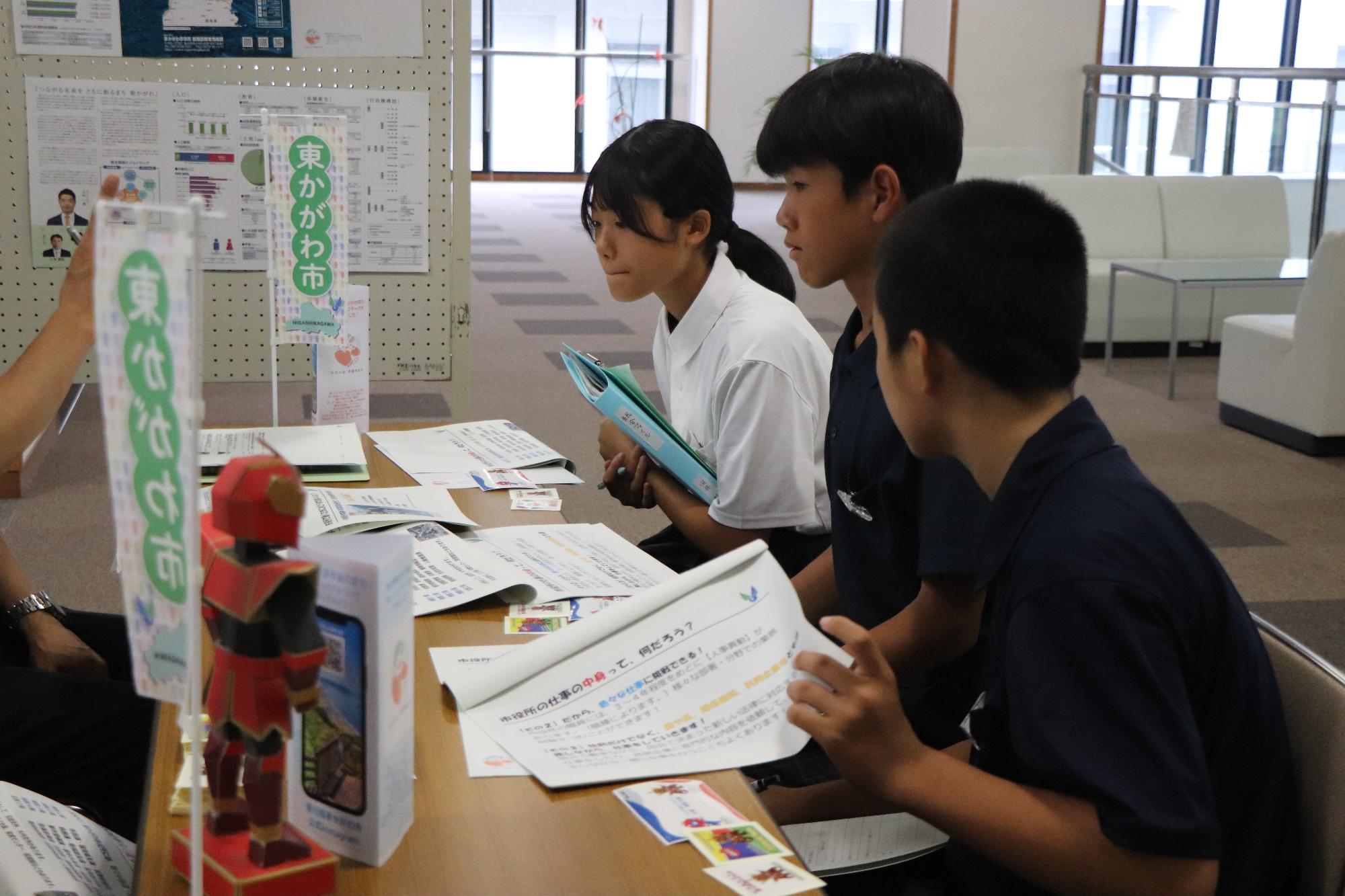 説明を受ける生徒たち