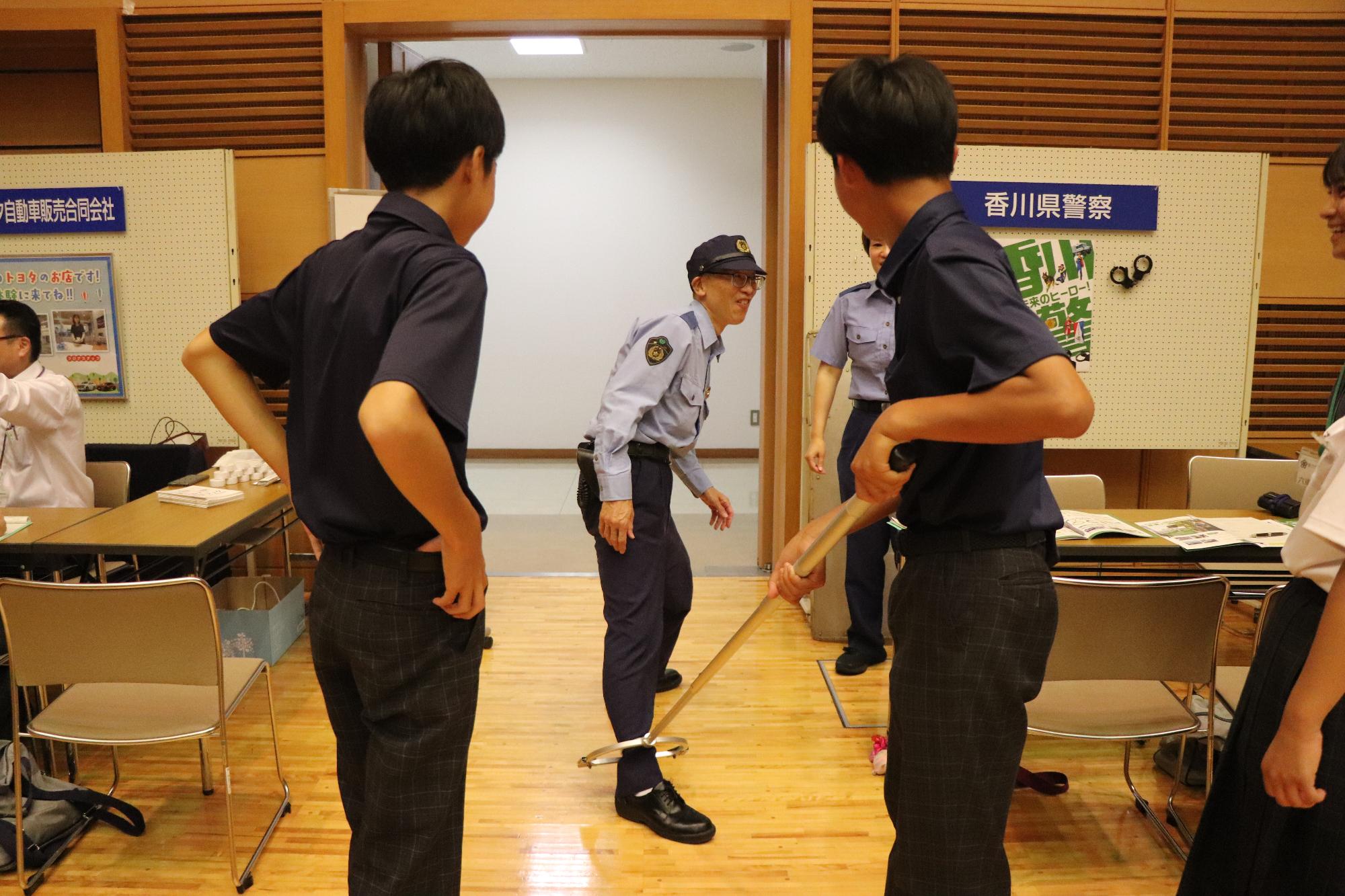 説明を受ける生徒たち
