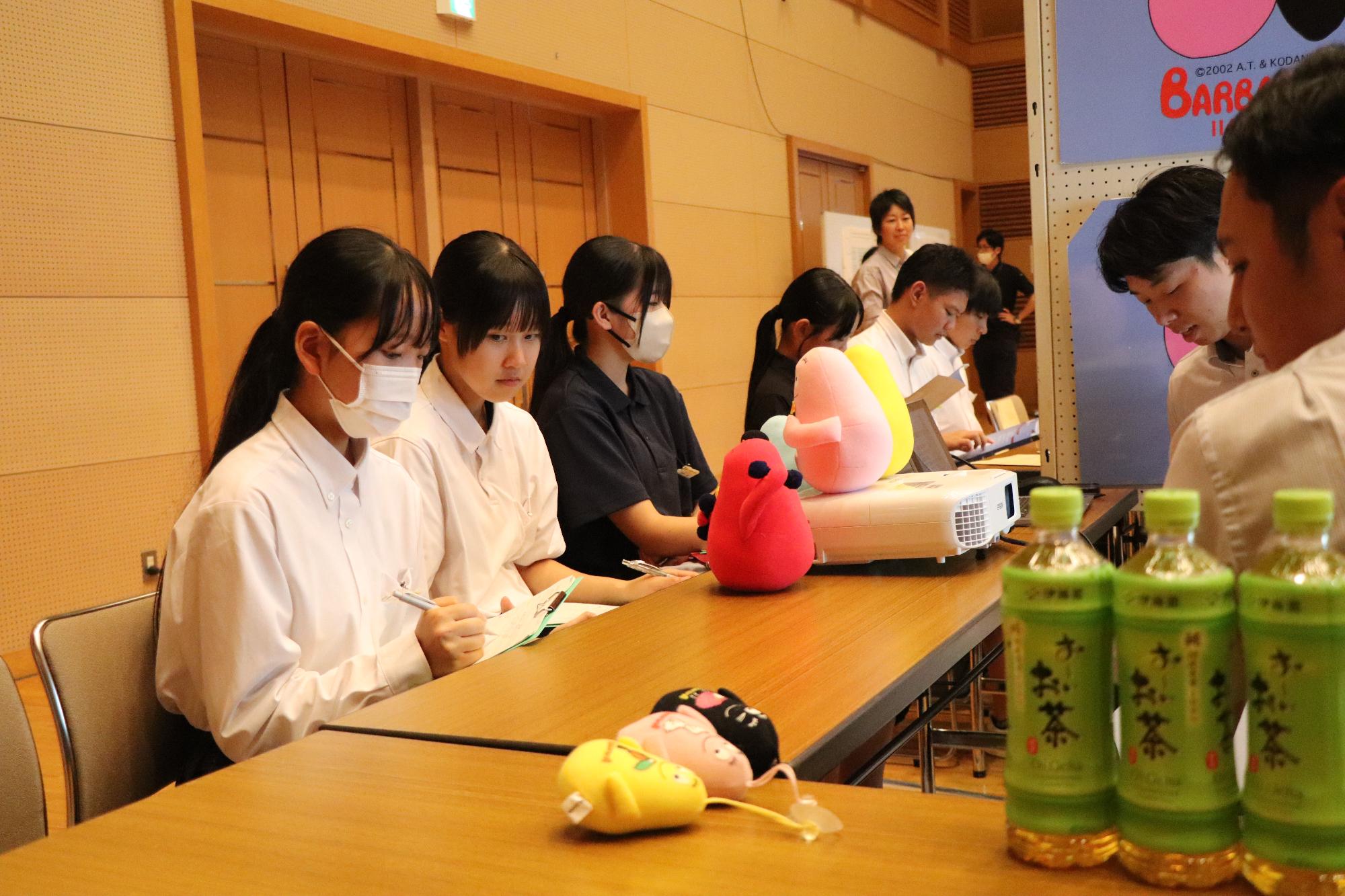 説明を受ける様子