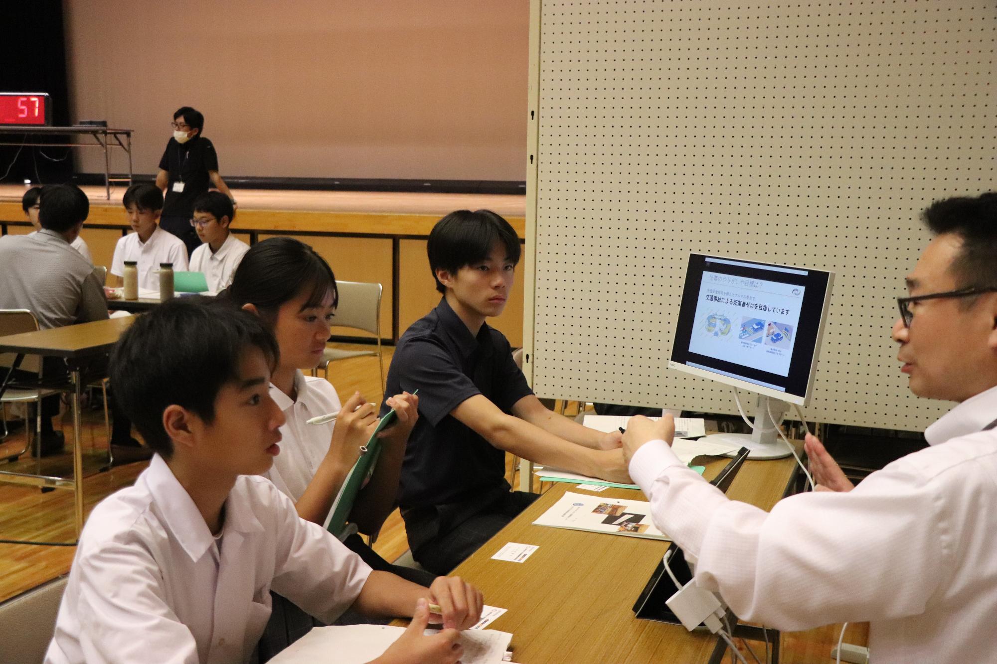 説明を受ける様子