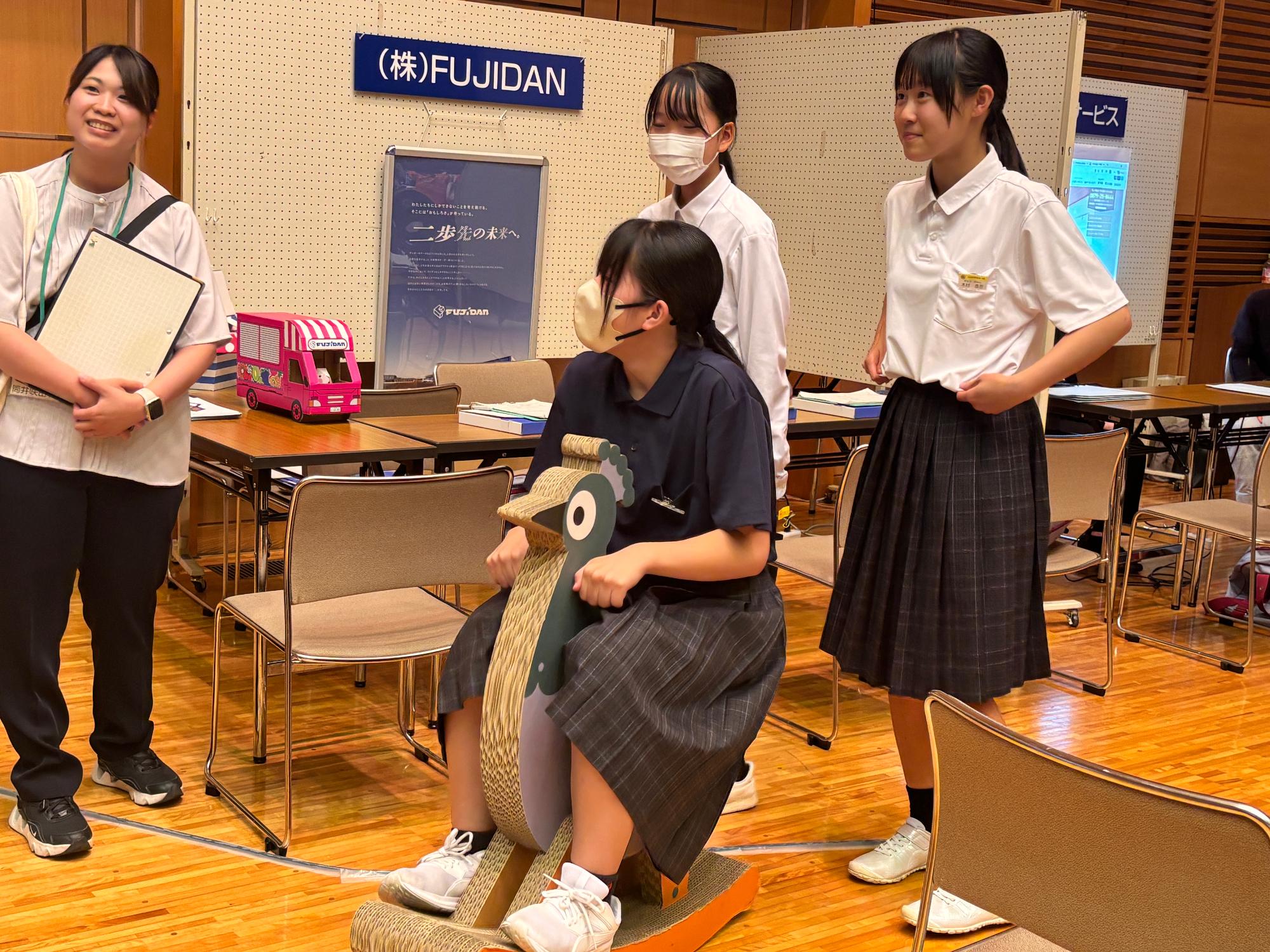 説明を受ける様子