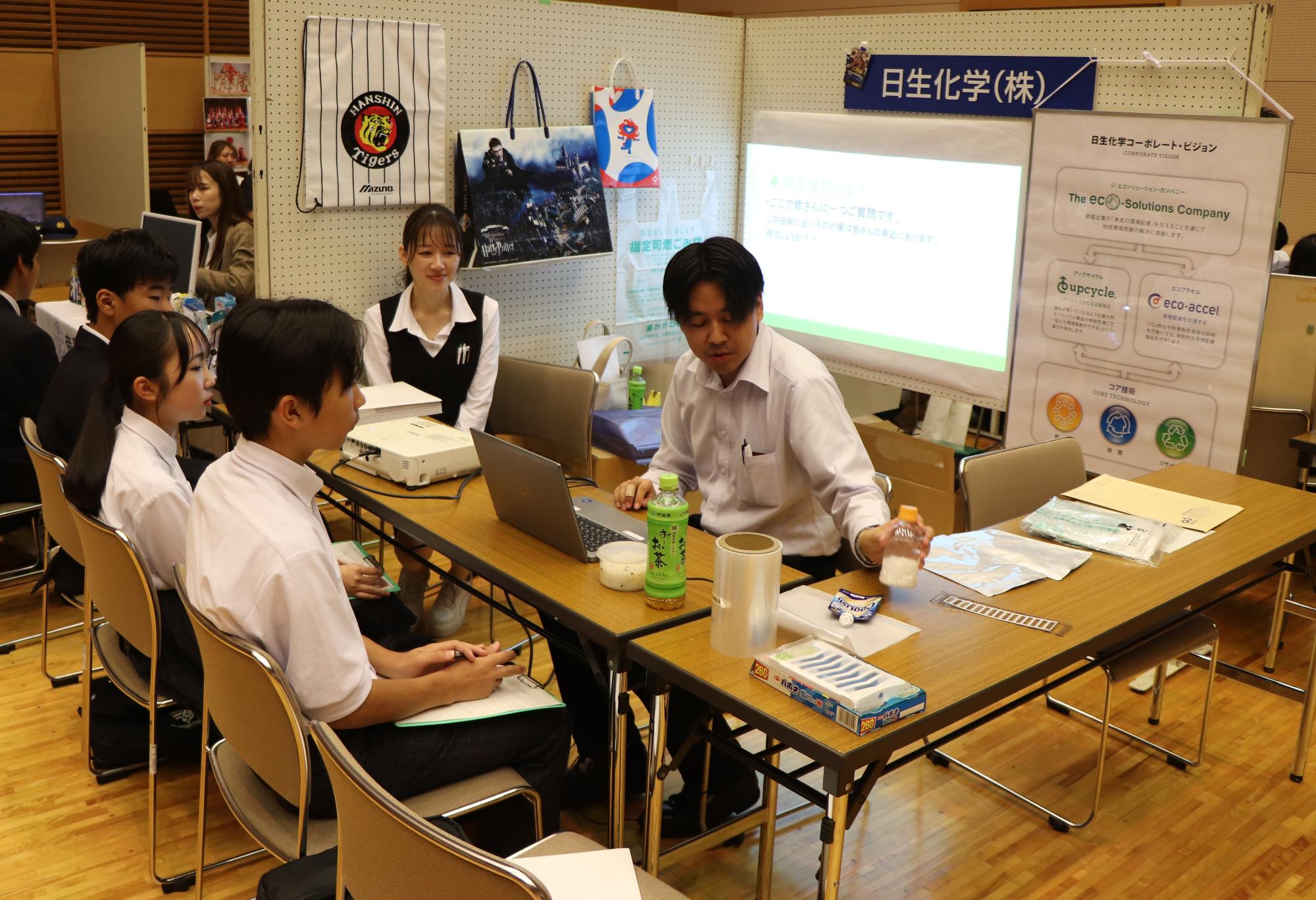 熱心に聞く様子