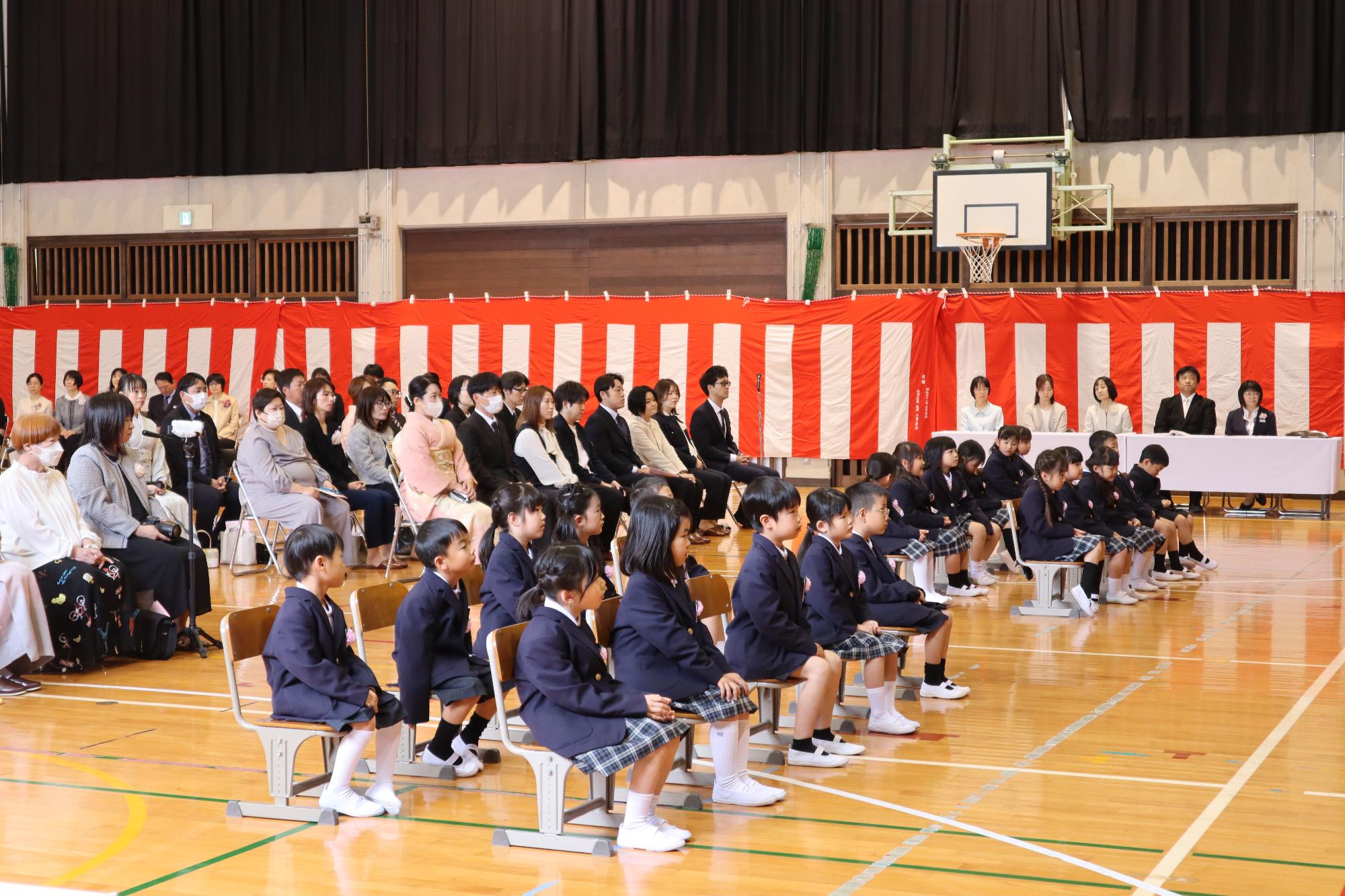 校長先生のあいさつを聞く1年生