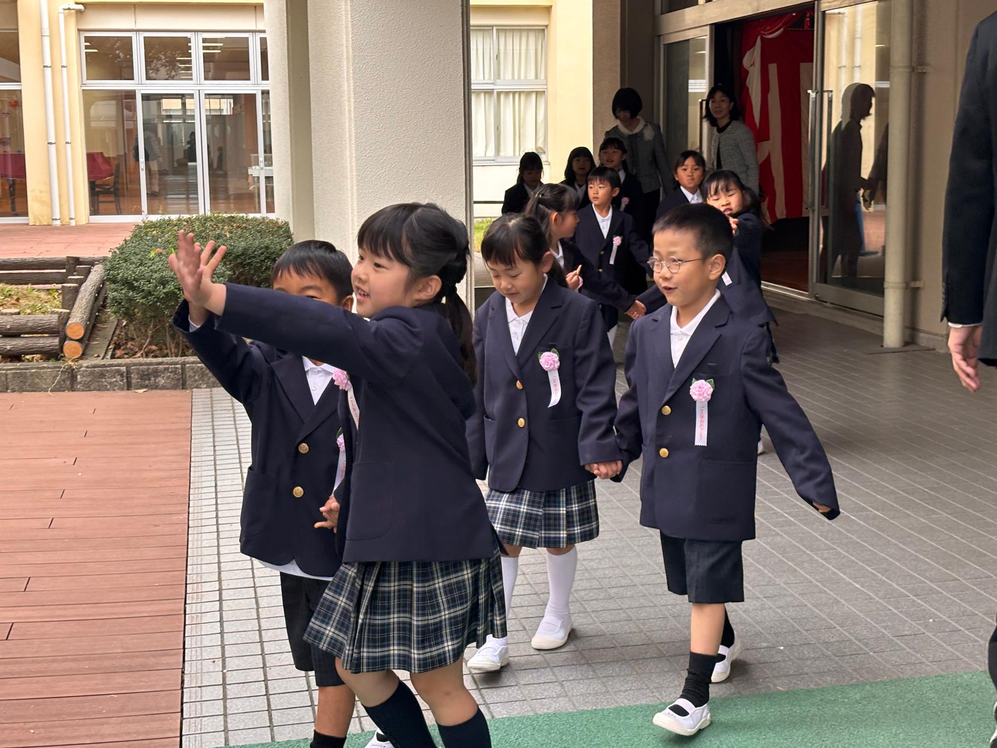 入学式を終えてホッとした1年生
