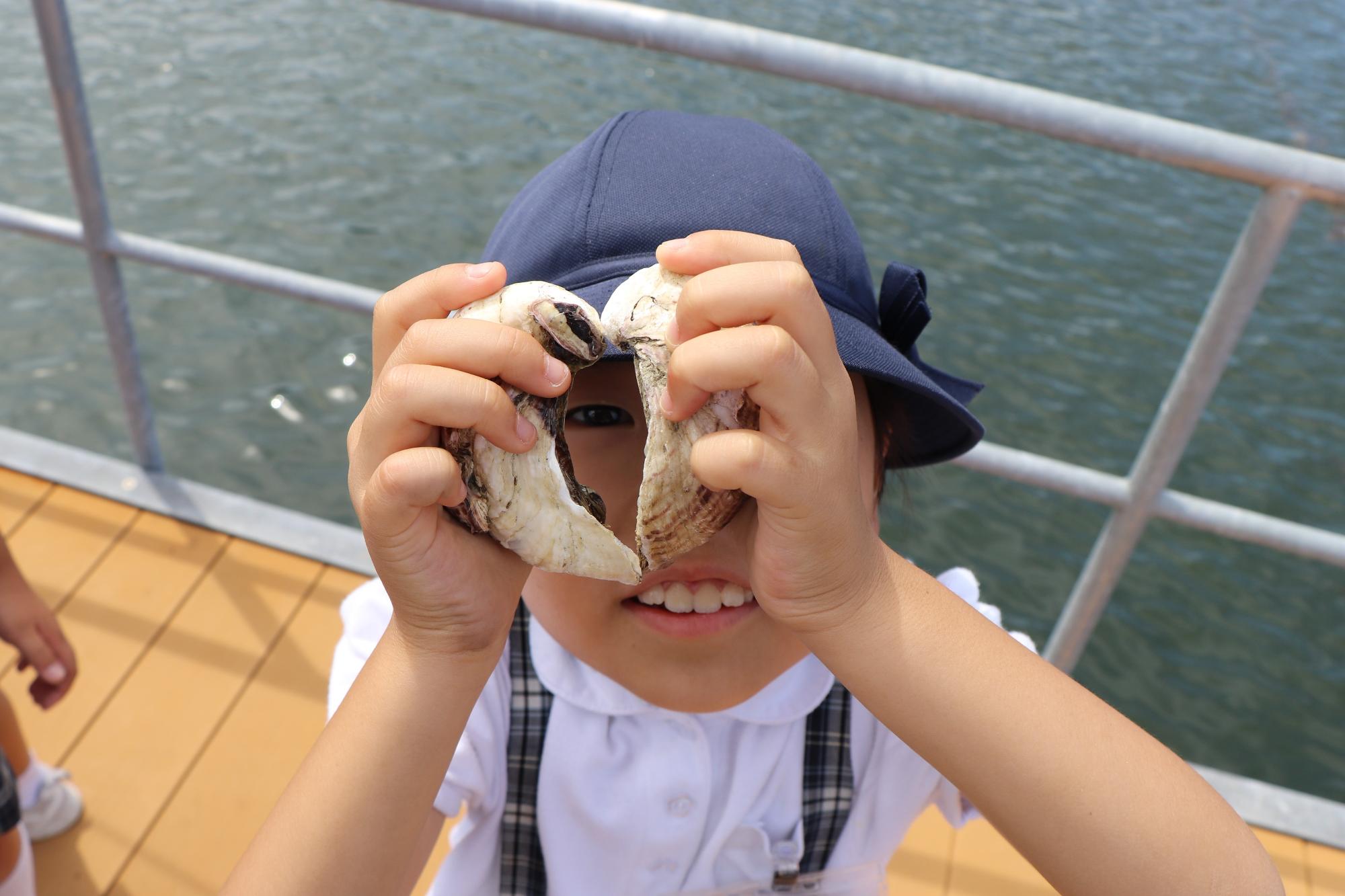 牡蠣をふたつ合わせるとハートに見える
