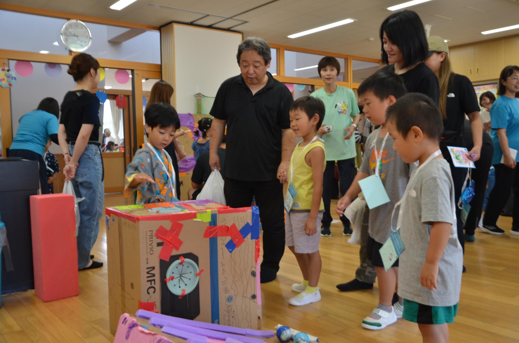 ボール遊びを楽しむ