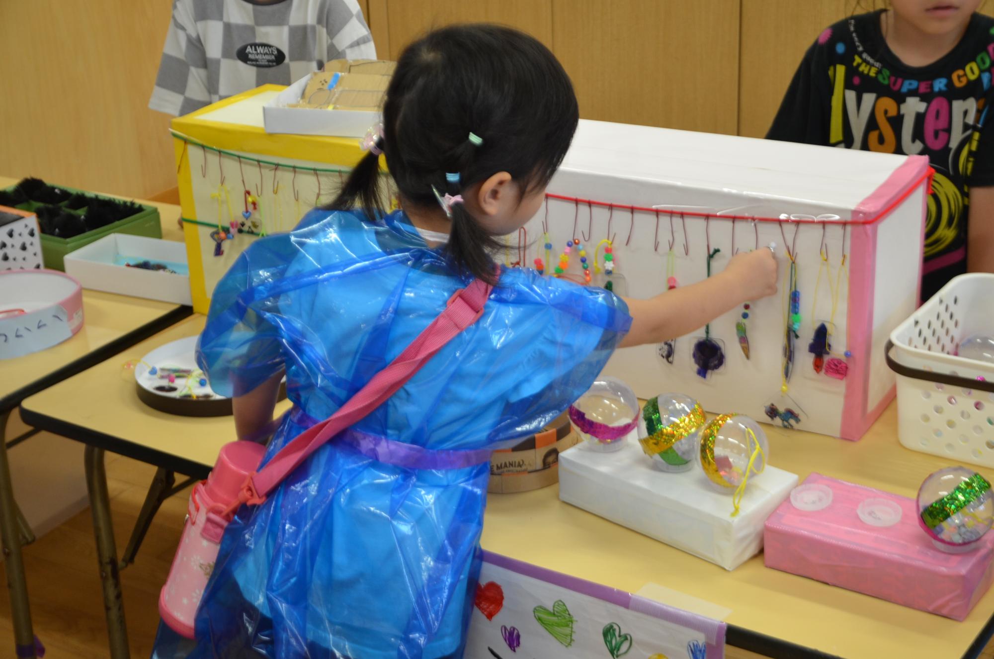景品を選んでいる園児