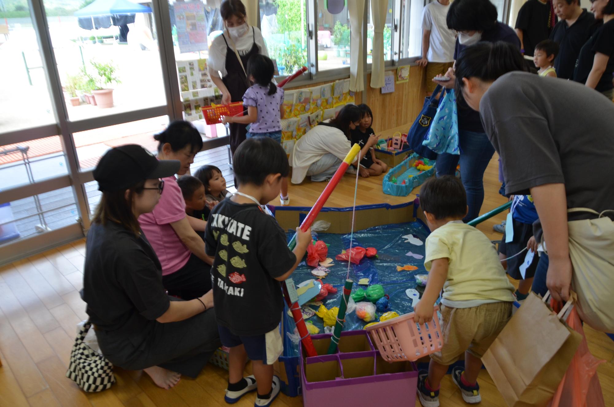 釣りを楽しむ園児たち
