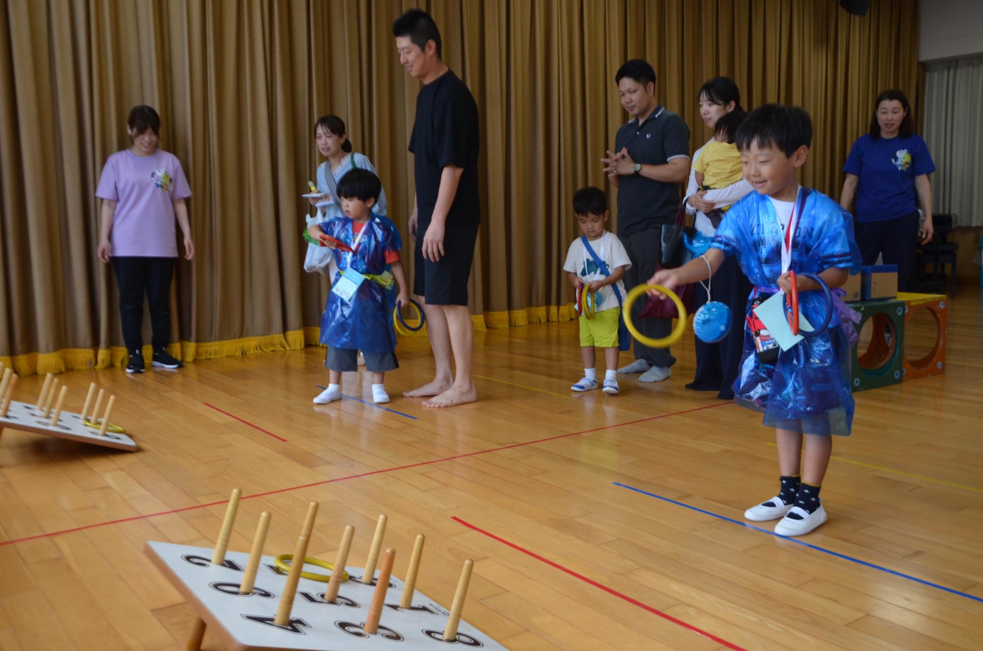 輪投げを楽しむ園児