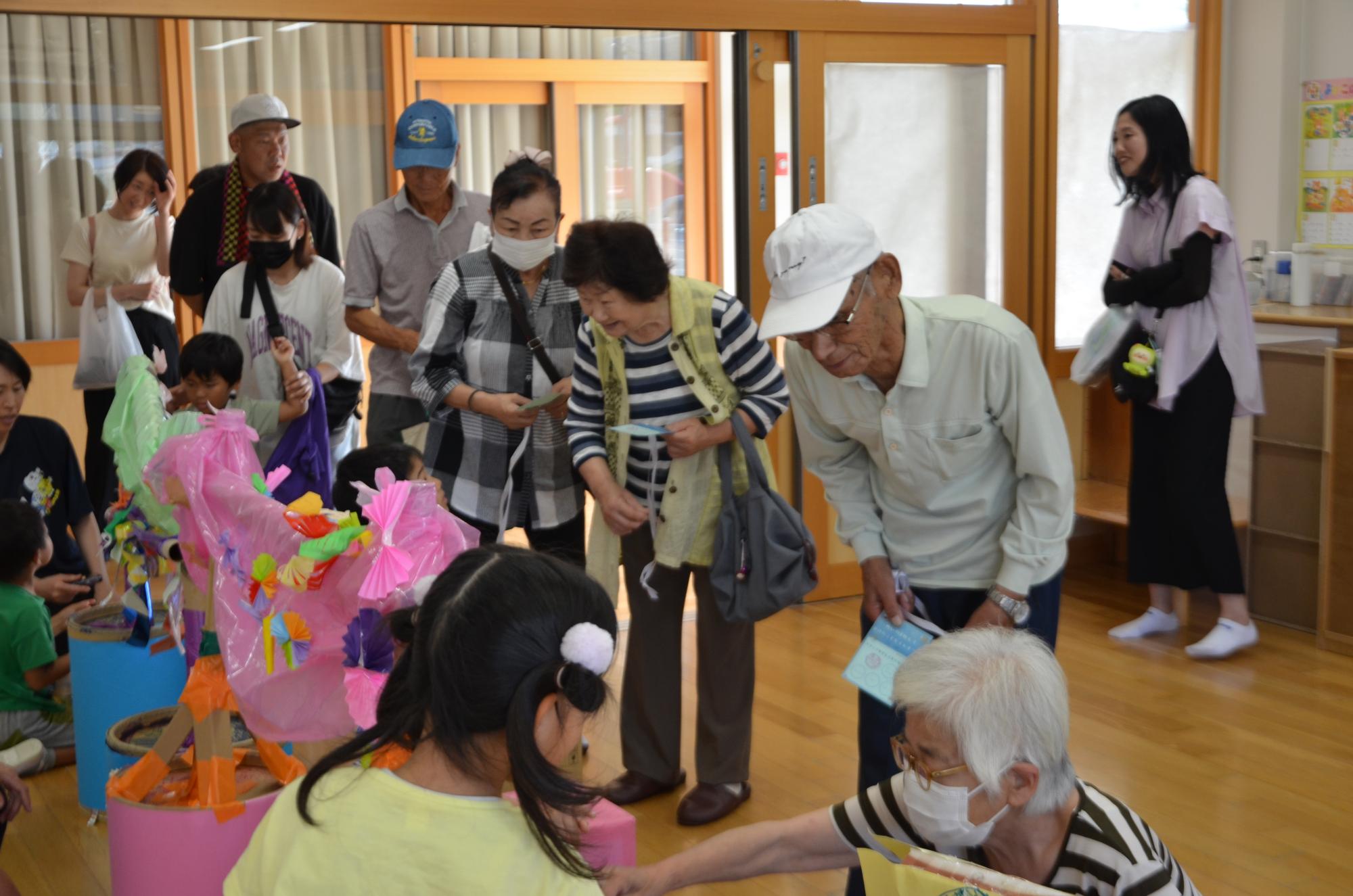 老人会のみなさんがくじ引きを楽しむ様子