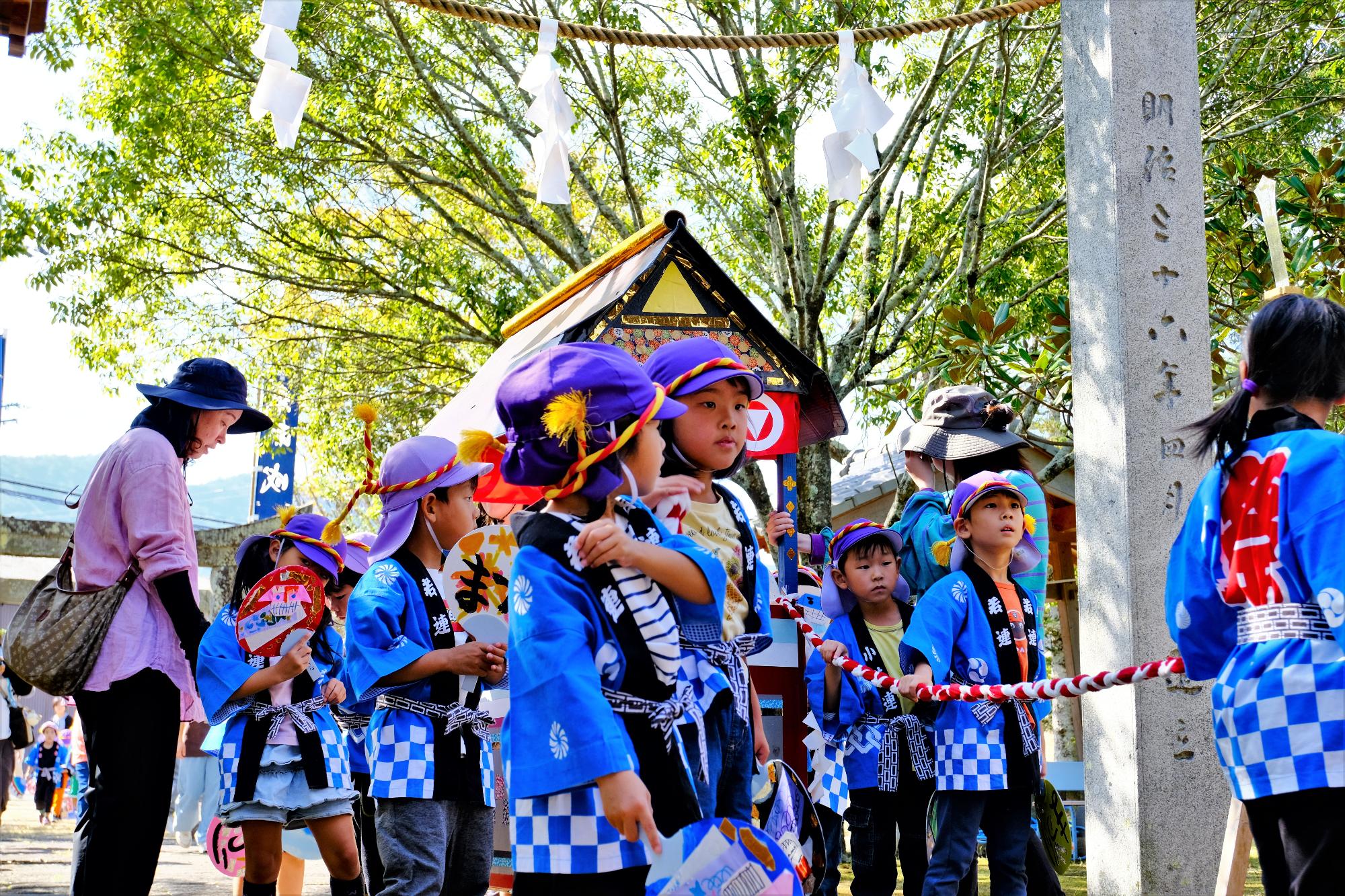 お神輿をひく子どもたち
