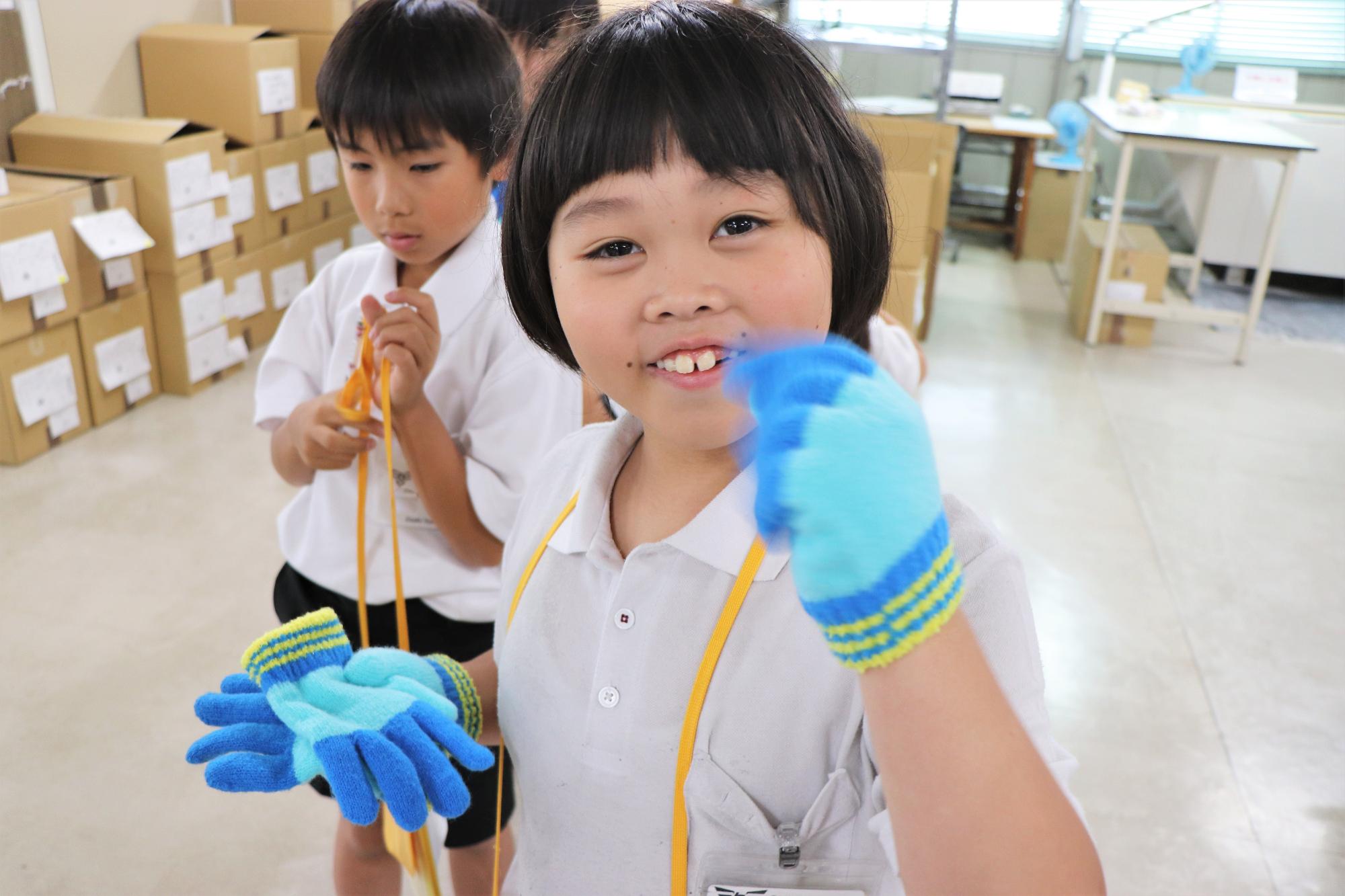 小学生が手袋工場を見学