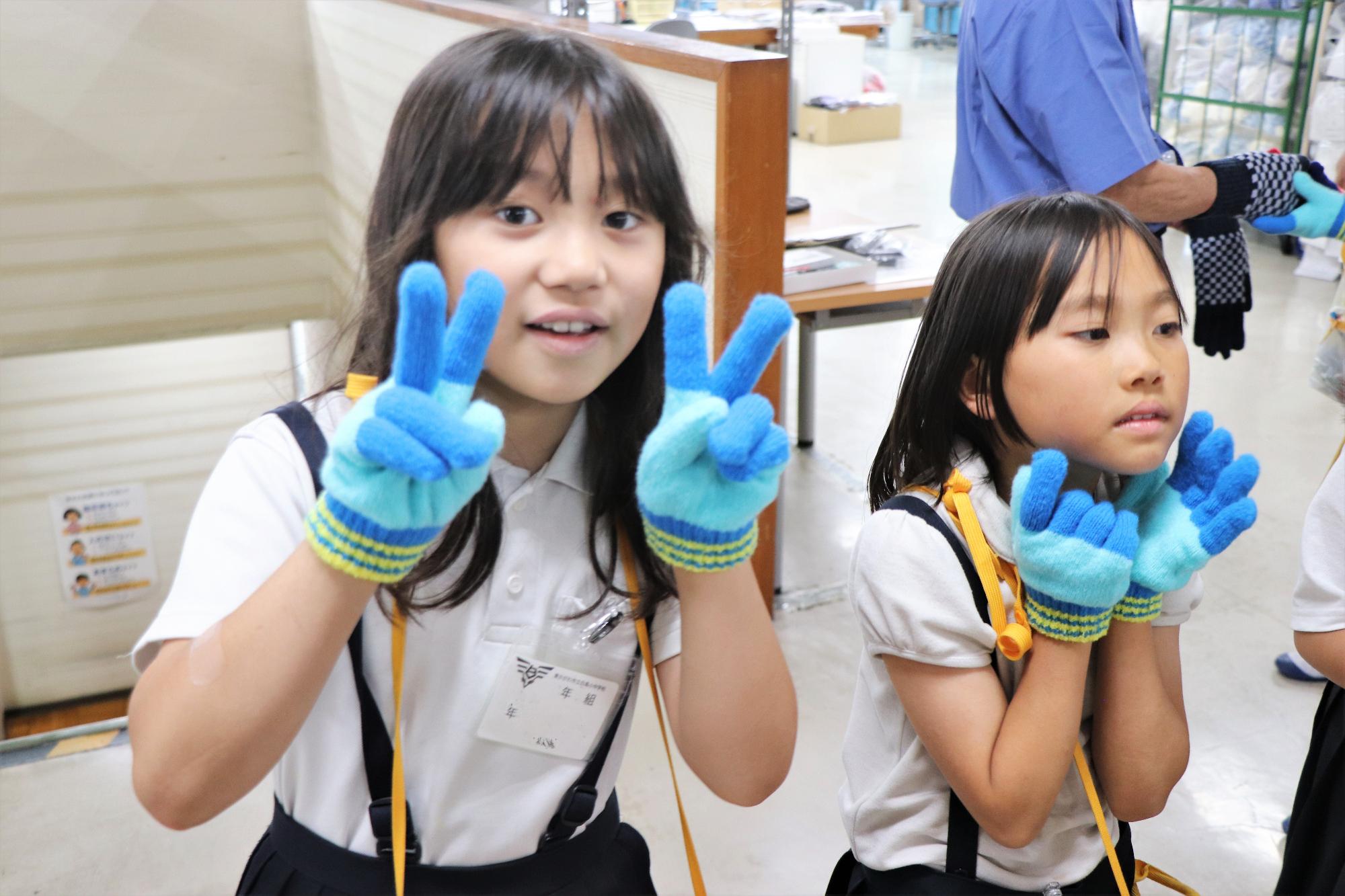 小学生が手袋工場を見学