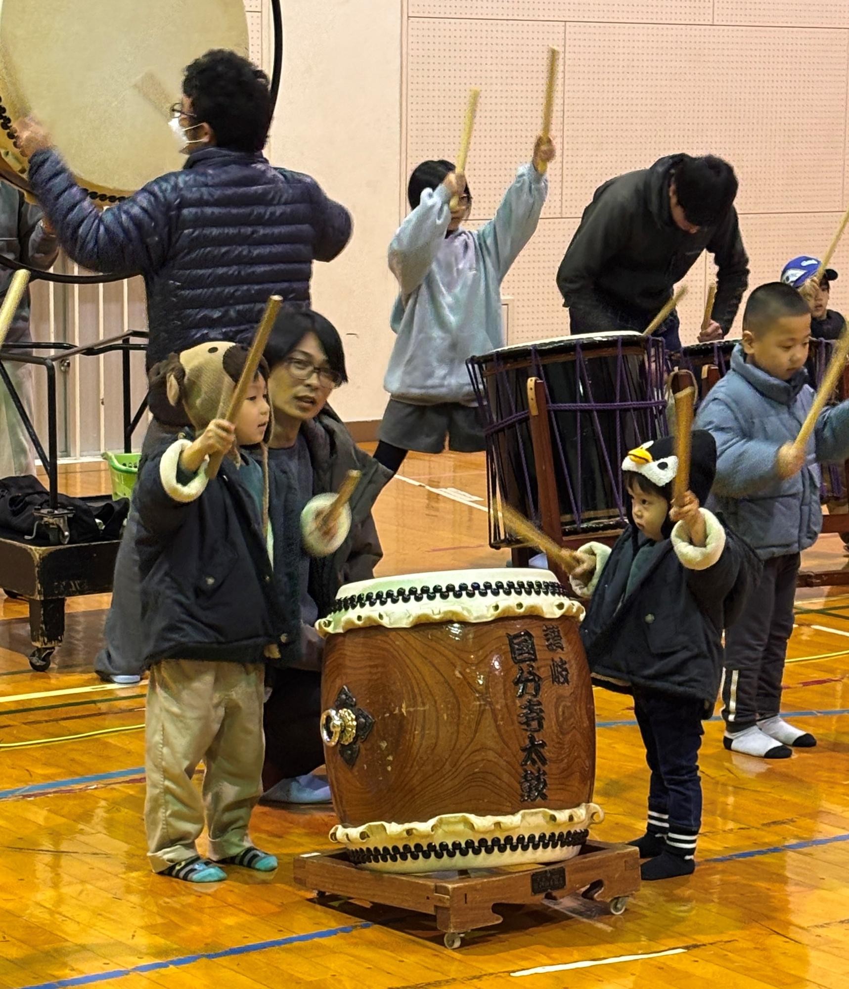 ワークショップに参加するこどもたち