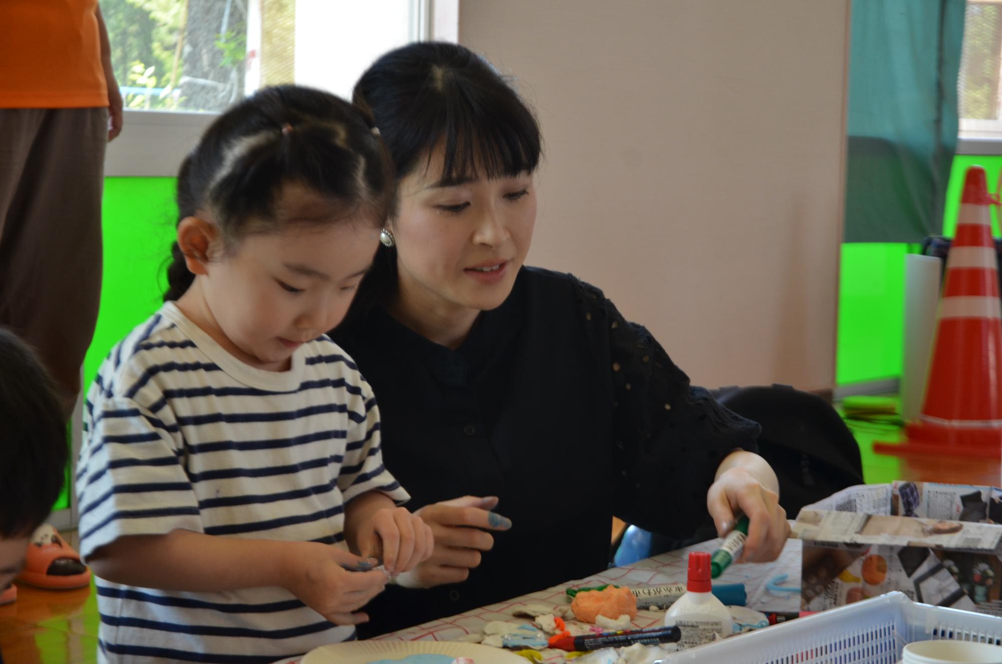 親子で製作中