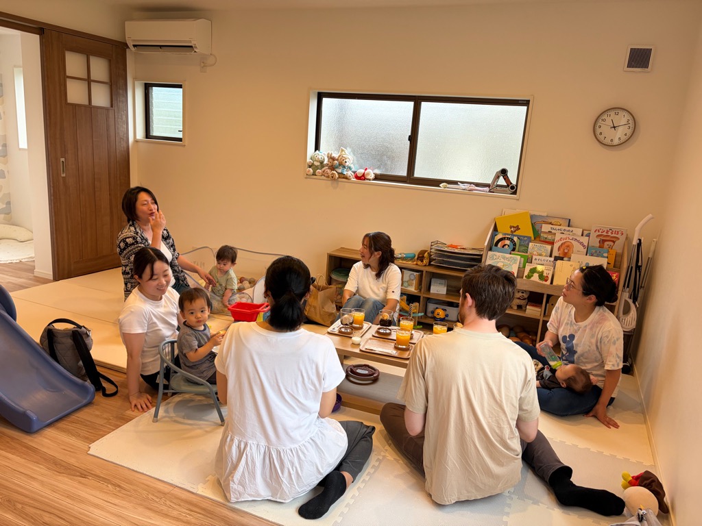 参加者がお話しながらカフェを楽しむ様子