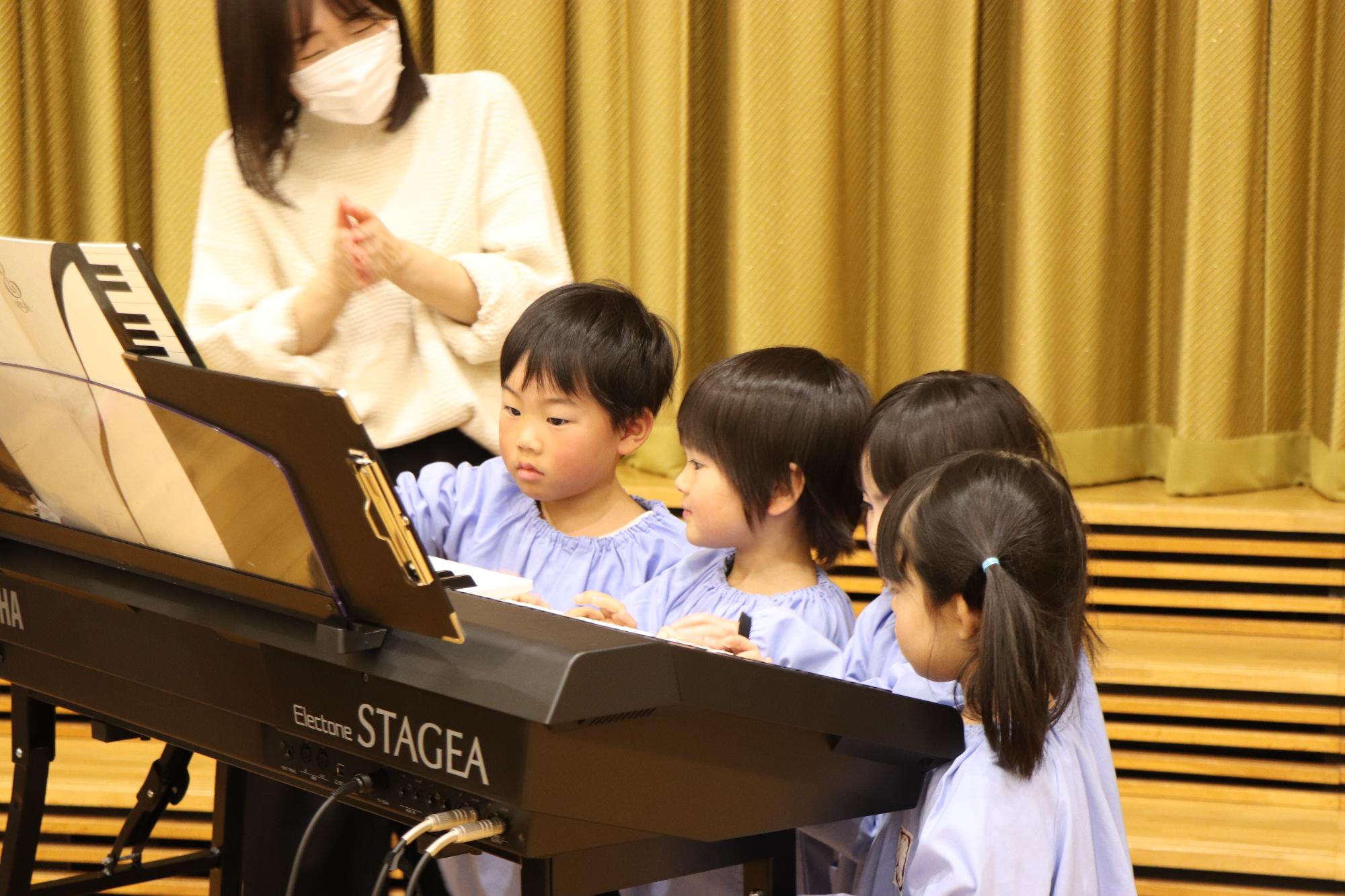 楽器に触れる子どもたち