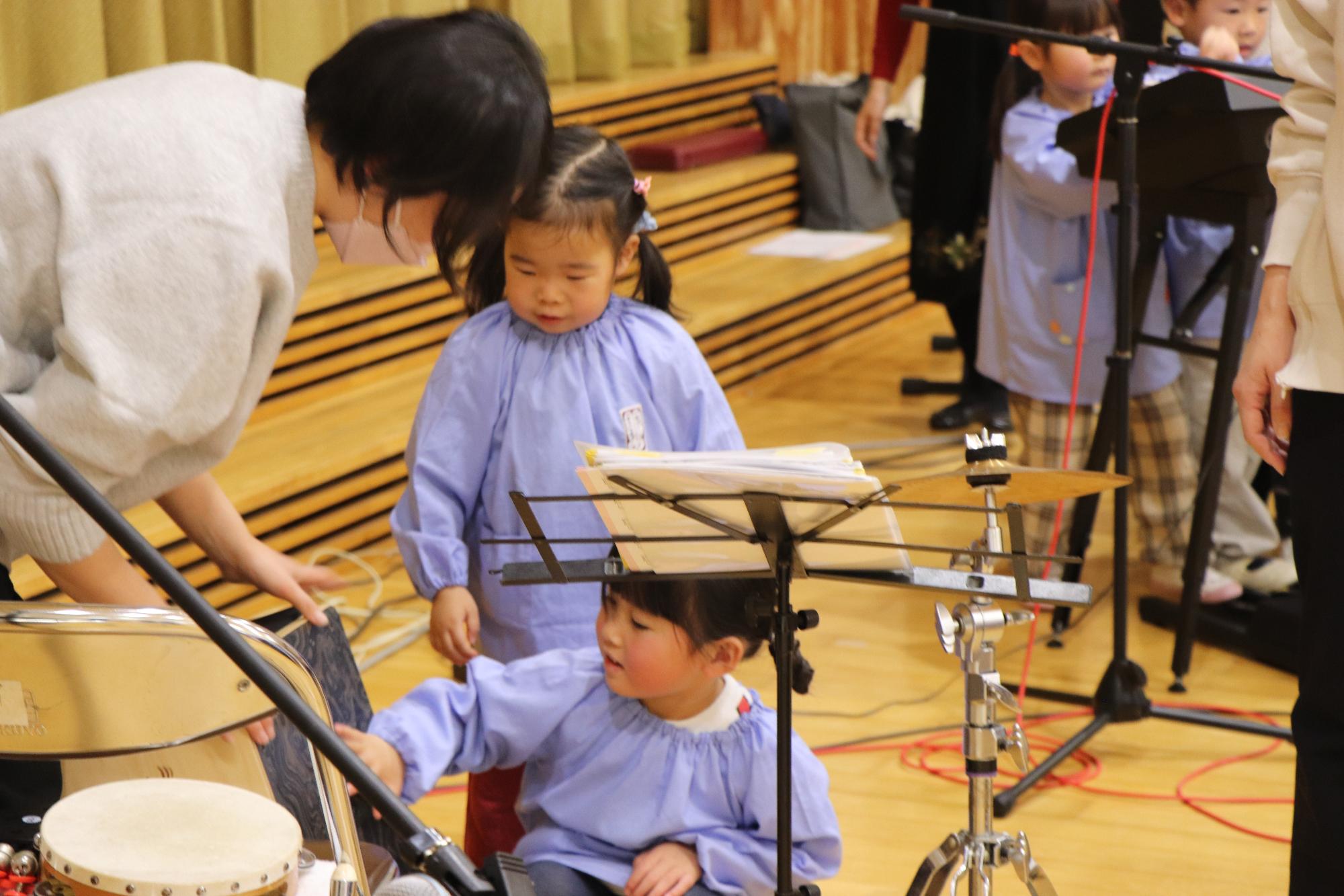 楽器に触れる子どもたち