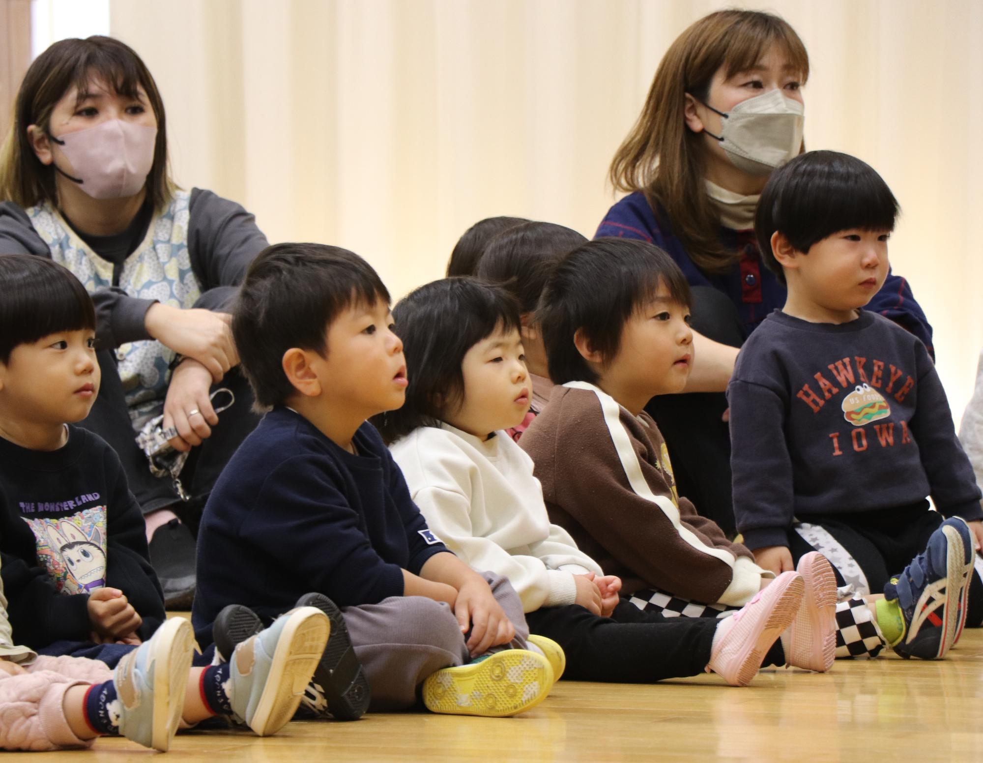 真剣な表情のこどもたち