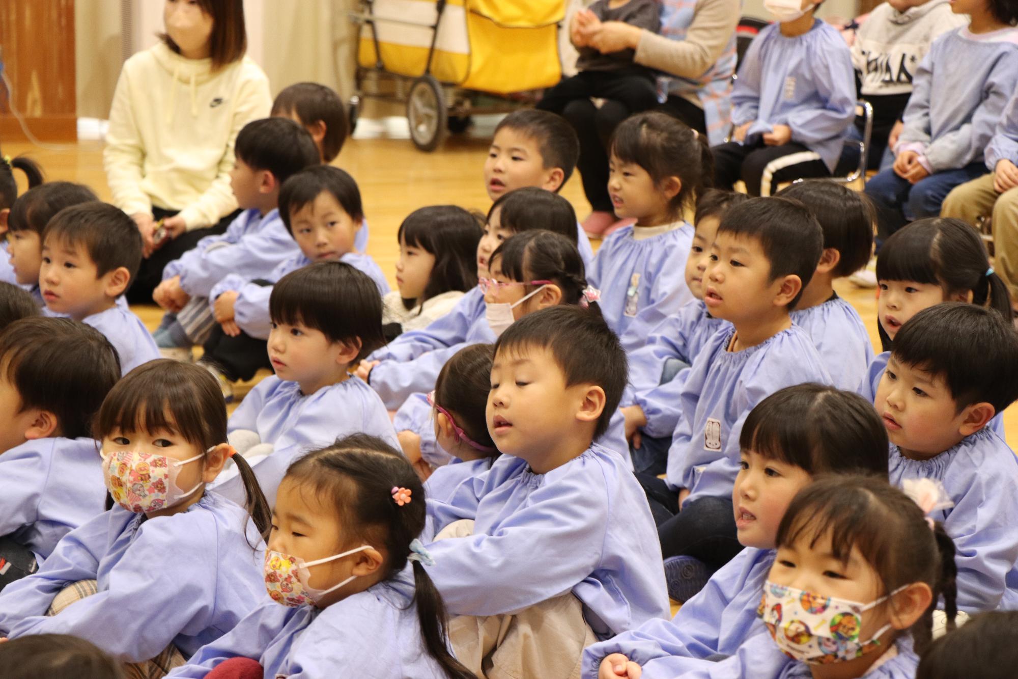釘付けの子どもたち