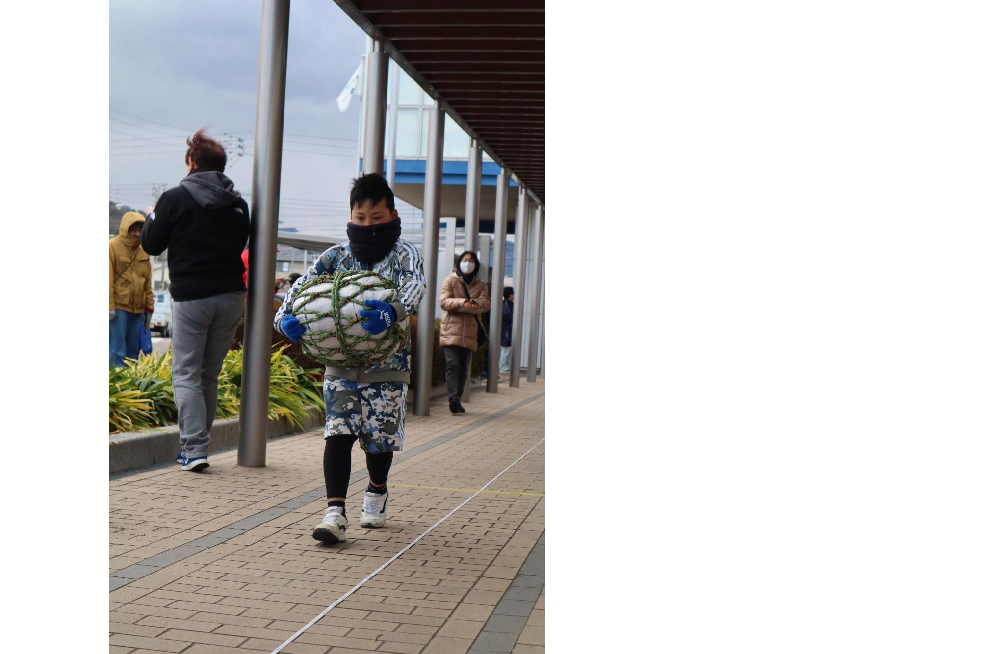 米俵を運ぶ子ども